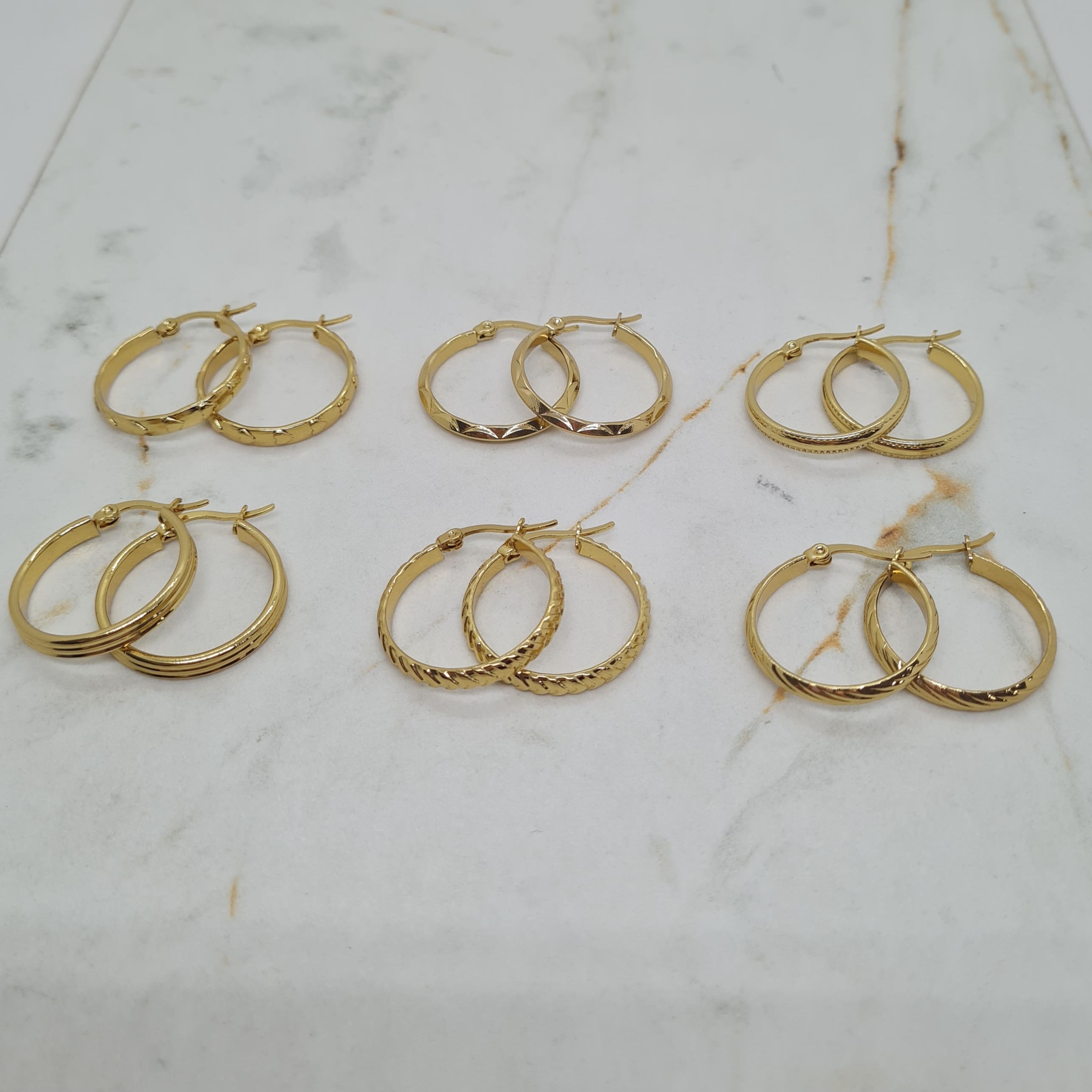Imagen de producto COMBO DE ARGOLLAS ACERO DORADO ANCHA LABRADAS