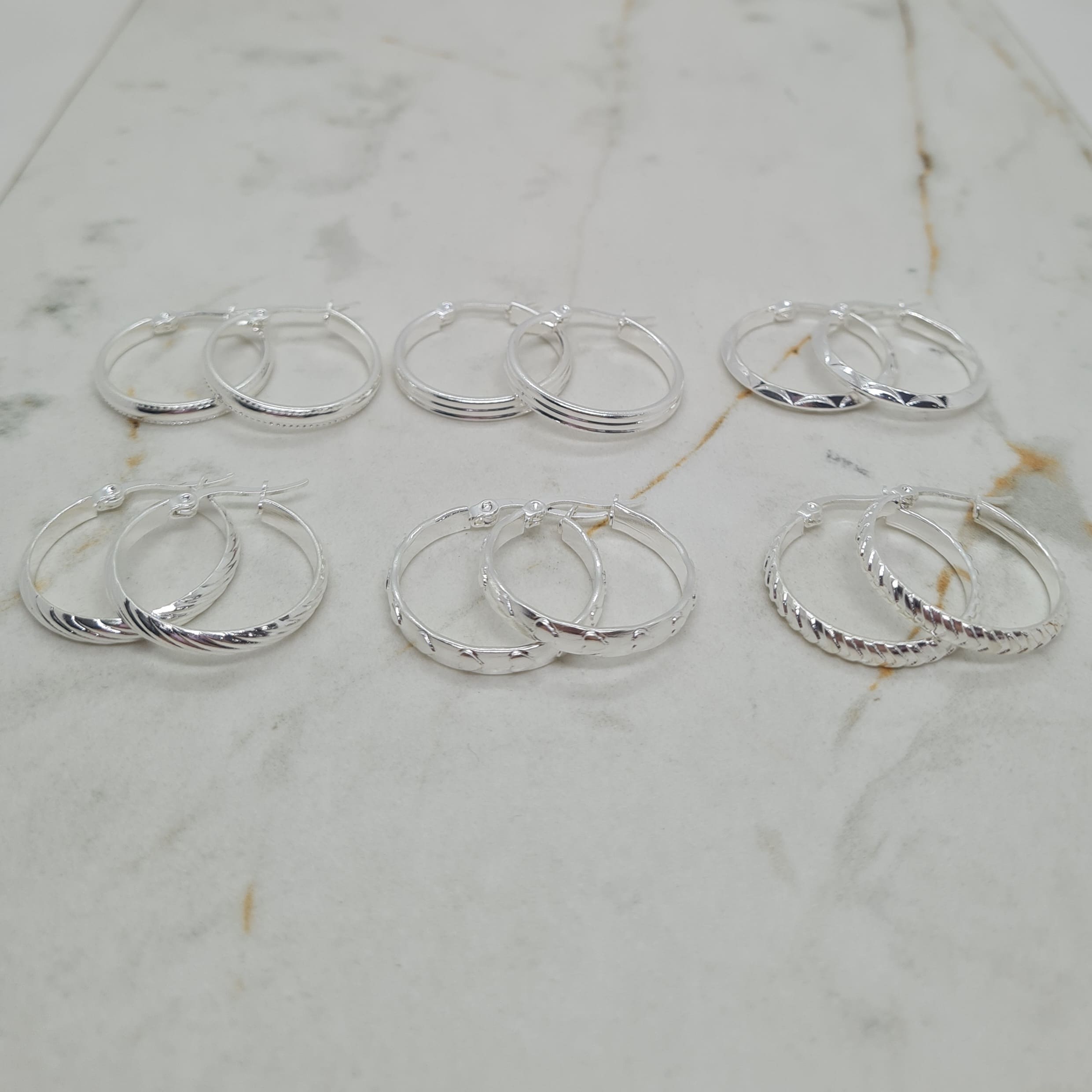 Imagen de producto COMBO DE ARGOLLAS ACERO BLANCO ANCHA LABRADAS