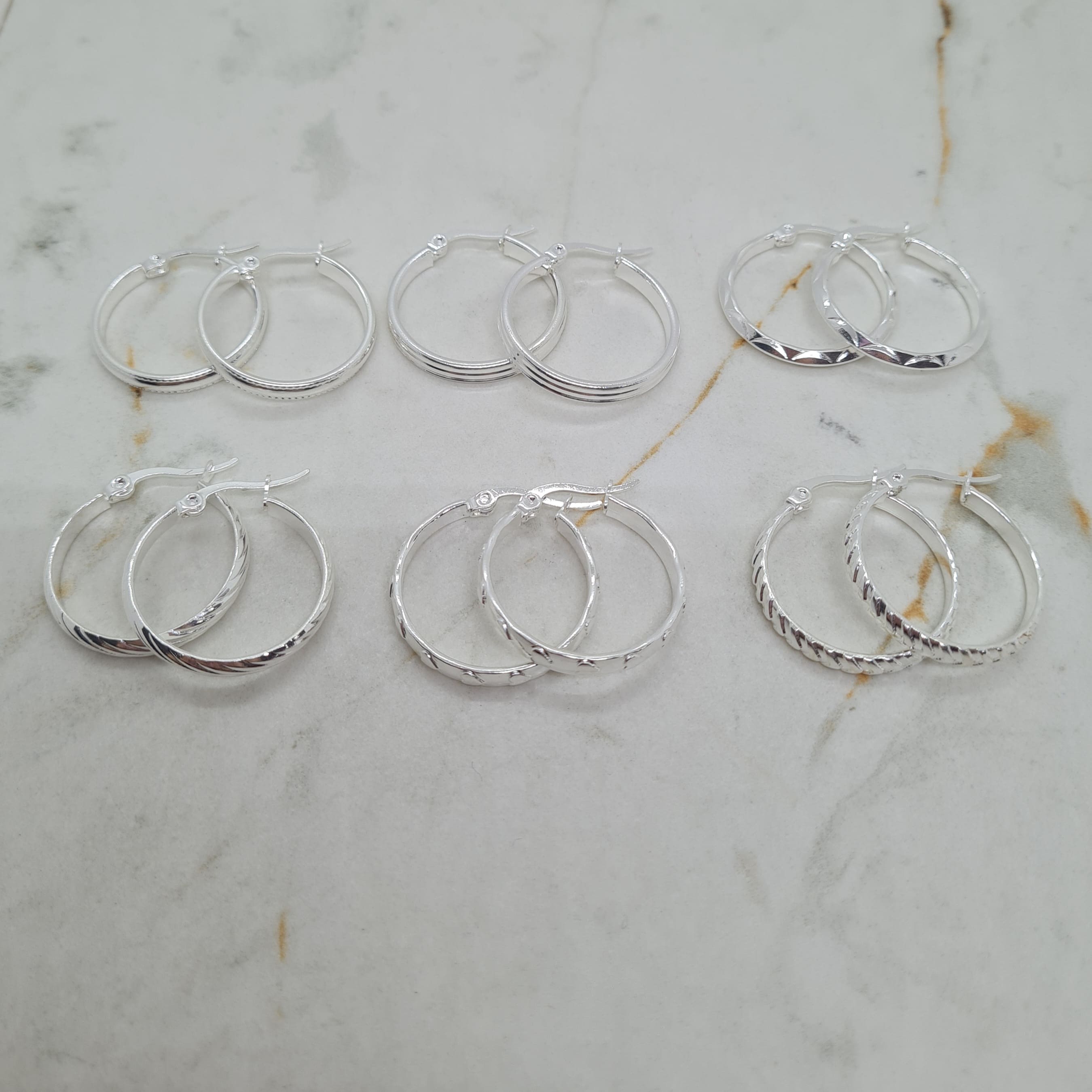 Imagen de producto COMBO DE ARGOLLAS ACERO BLANCO ANCHA LABRADAS