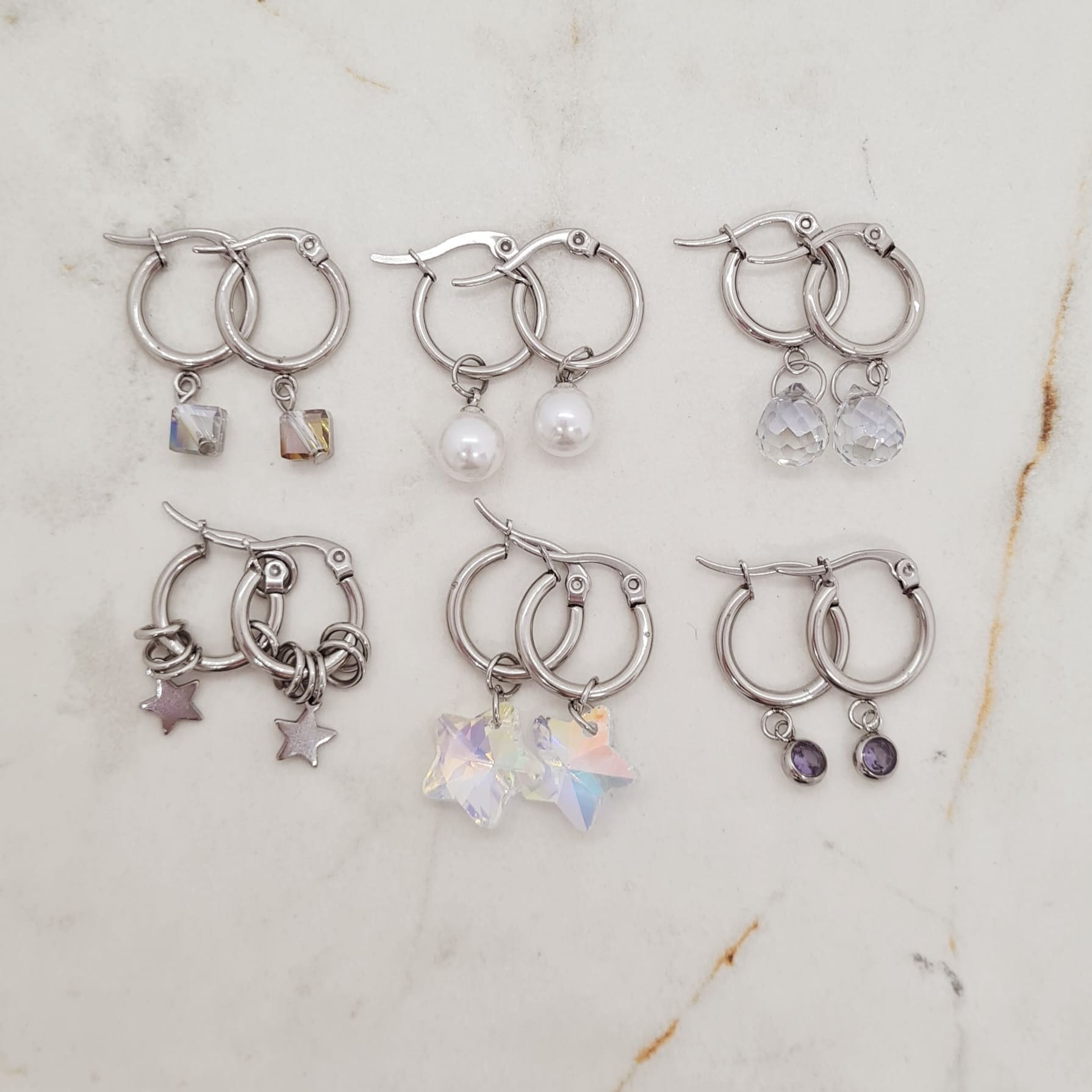 Imagen de producto COMBO DE ARGOLLAS CON DIJES COLGANTES
