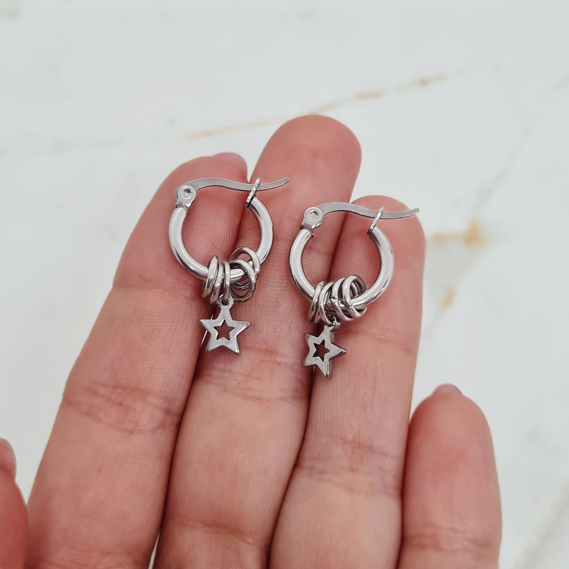 Imagen de producto ARGOLLA REDONDA MINI CON ARGOLLITAS Y DIJE - ESTRELLA CALADA