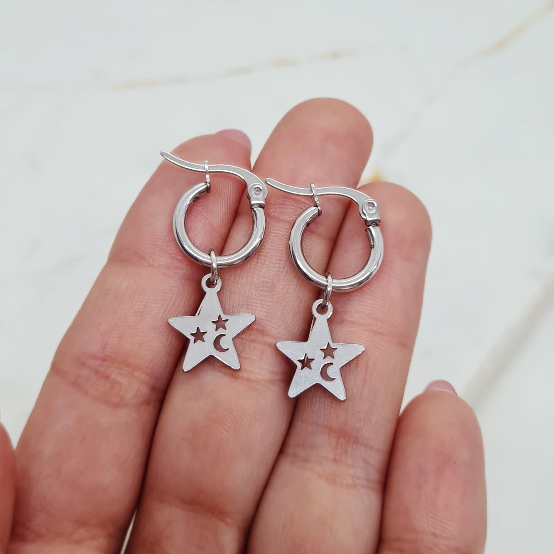 Imagen de producto ARGOLLA REDONDA MINI CON DIJE - ESTRELLA CALADA