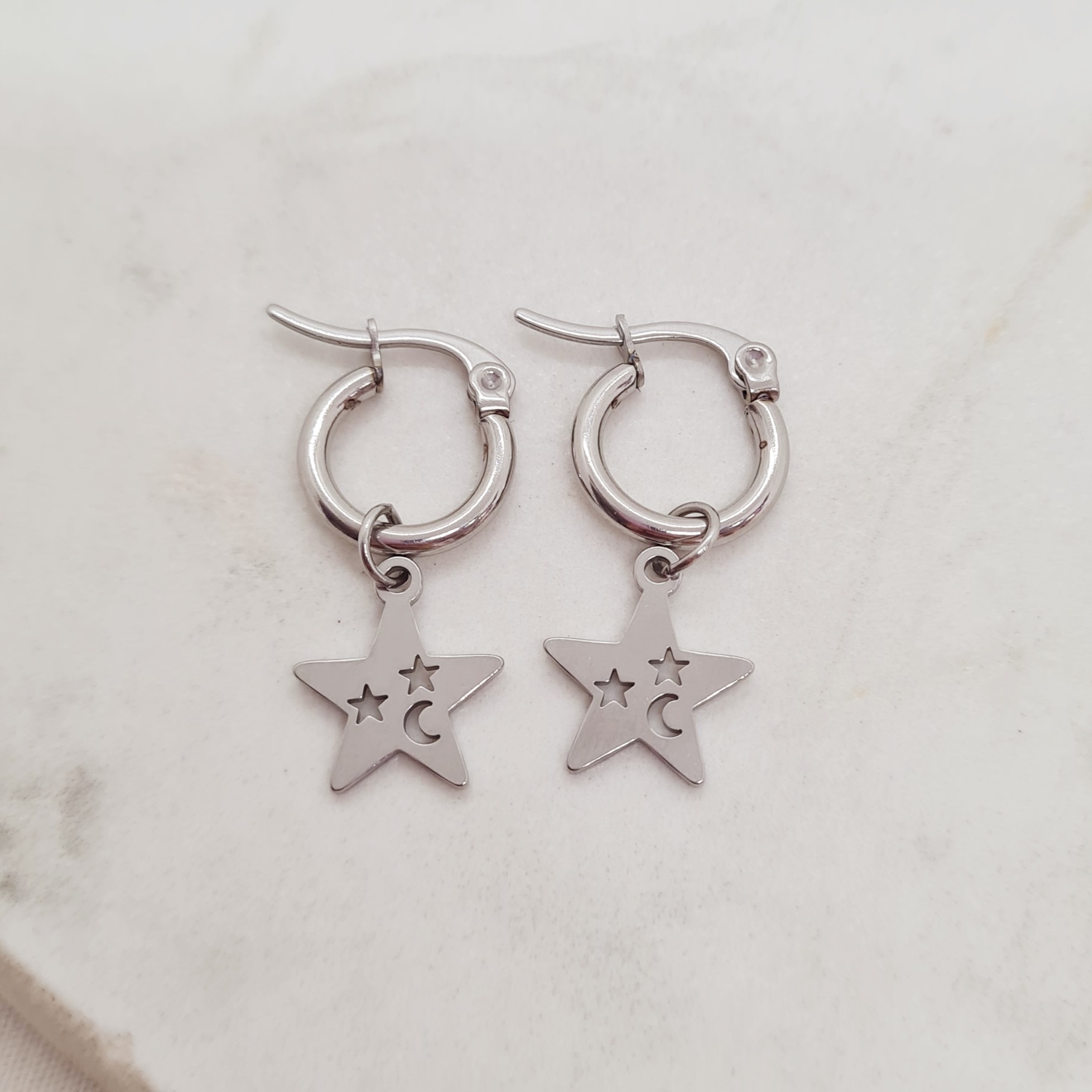 Imagen de producto ARGOLLA REDONDA MINI CON DIJE - ESTRELLA CALADA