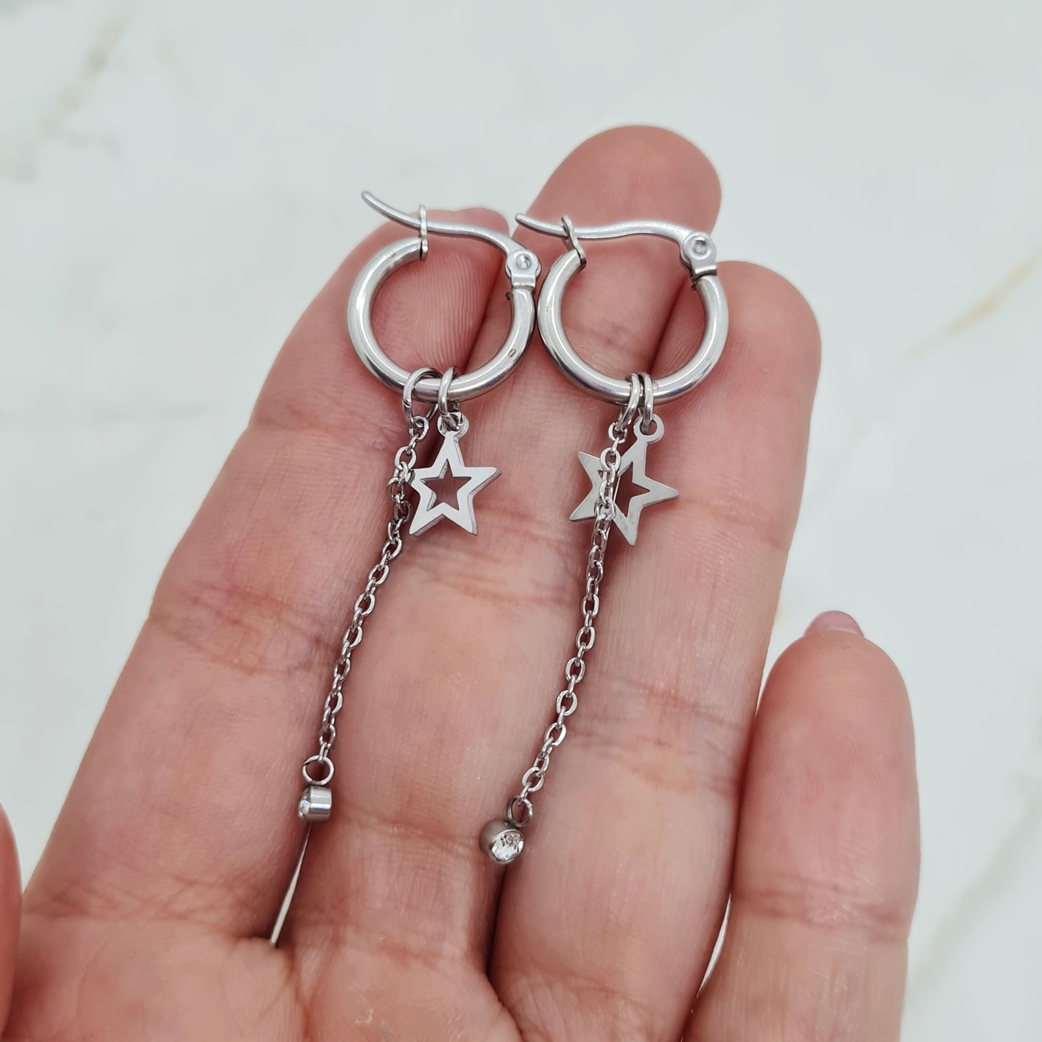 Imagen de producto ARGOLLA MINI CON DIJE - ESTRELLA CALADA Y STRASS COLGANTE