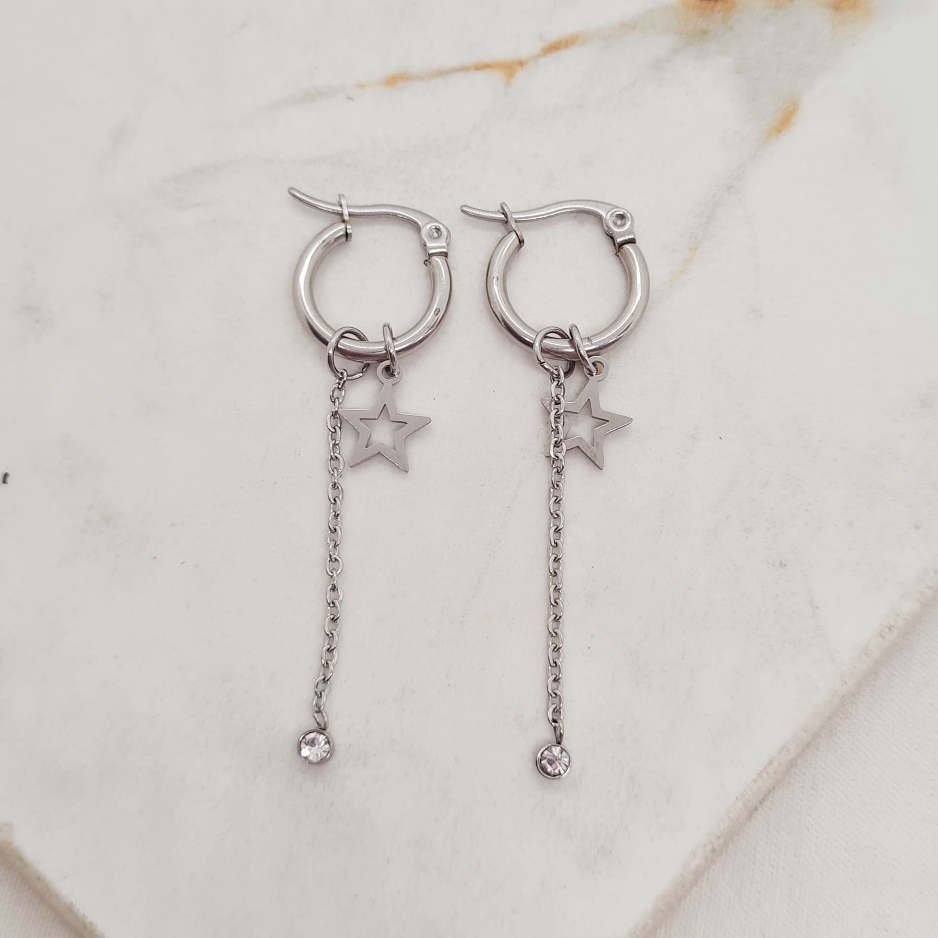 Imagen de producto ARGOLLA MINI CON DIJE - ESTRELLA CALADA Y STRASS COLGANTE