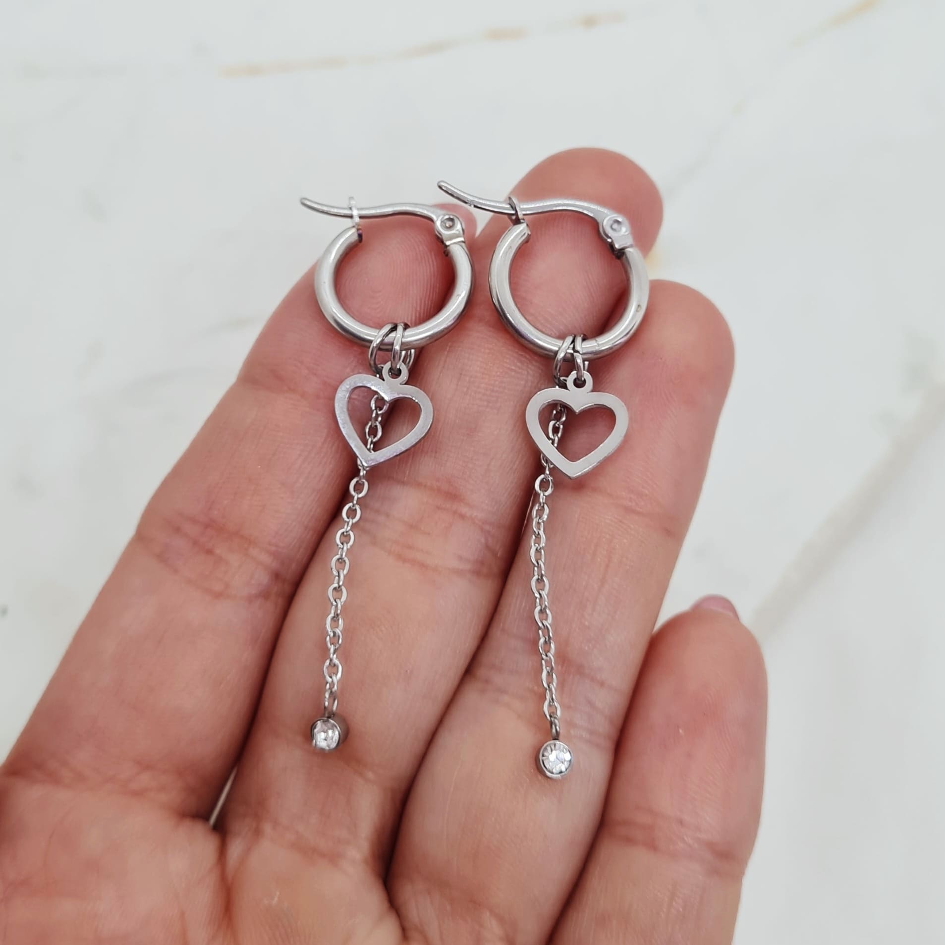 Imagen de producto ARGOLLA MINI CON DIJE - CORAZON CALADO Y STRASS COLGANTE