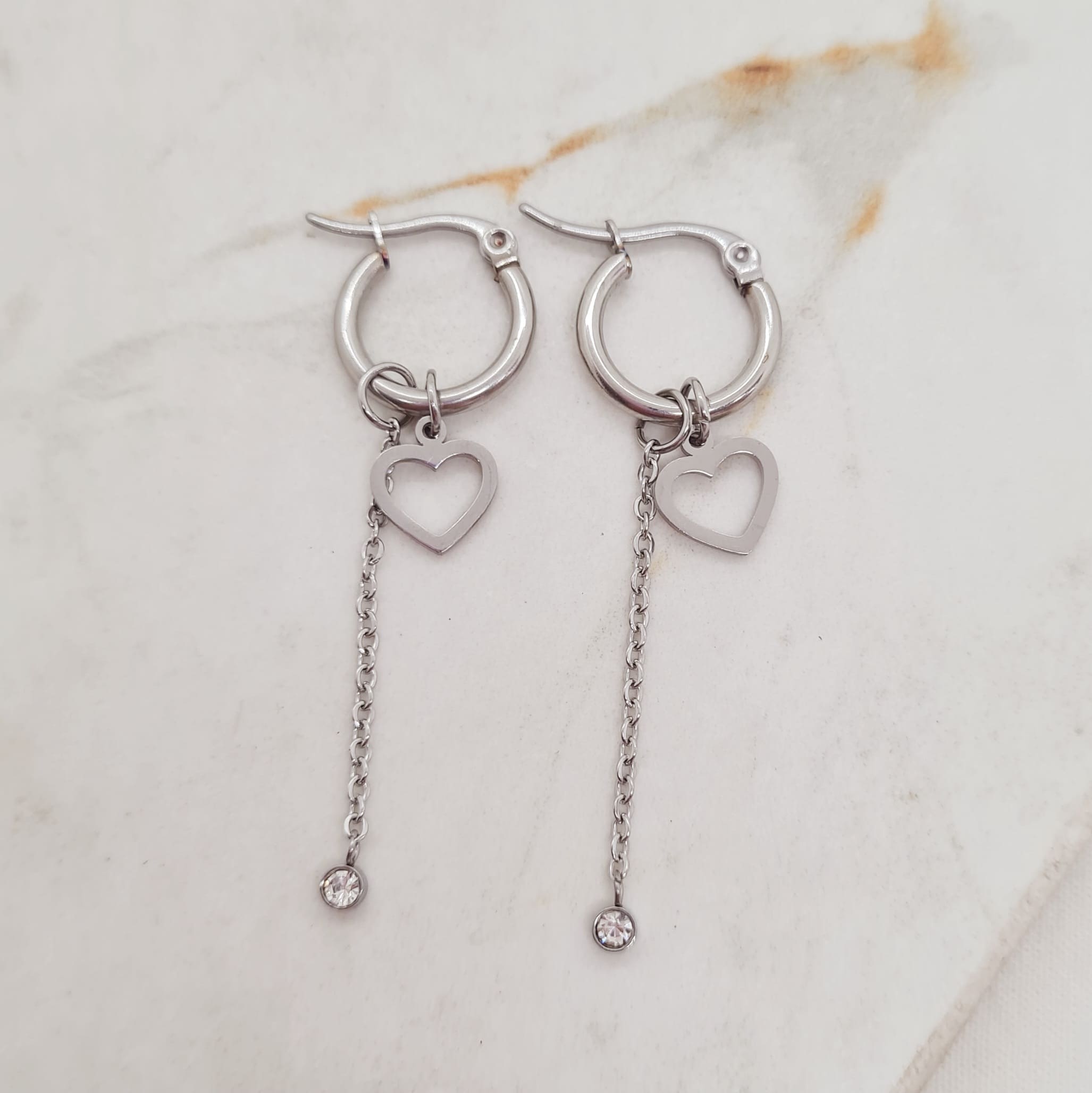 Imagen de producto ARGOLLA MINI CON DIJE - CORAZON CALADO Y STRASS COLGANTE