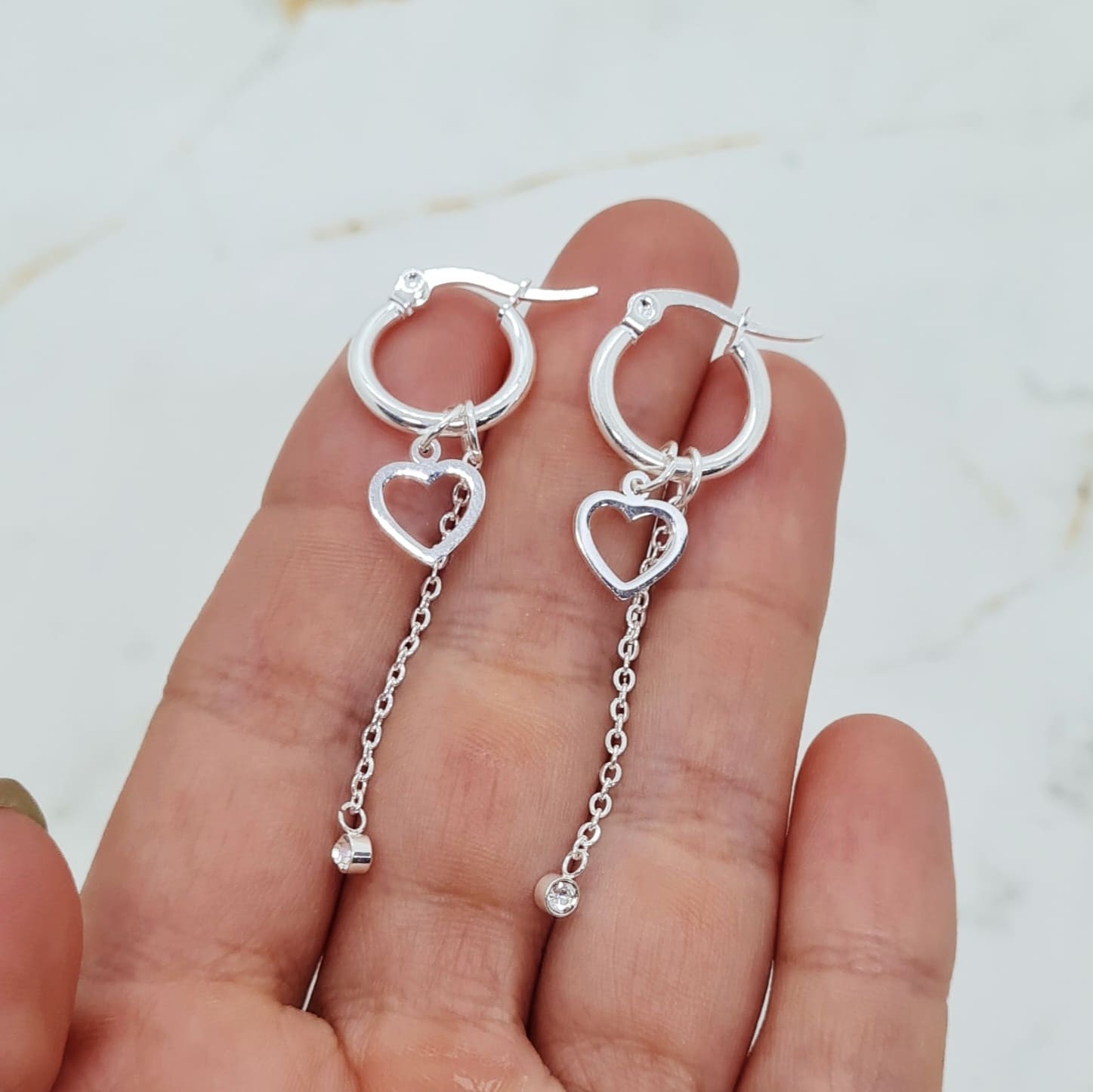 Imagen de producto ARGOLLA ACERO BLANCO CON CORAZON CALADO Y STRASS COLGANTE