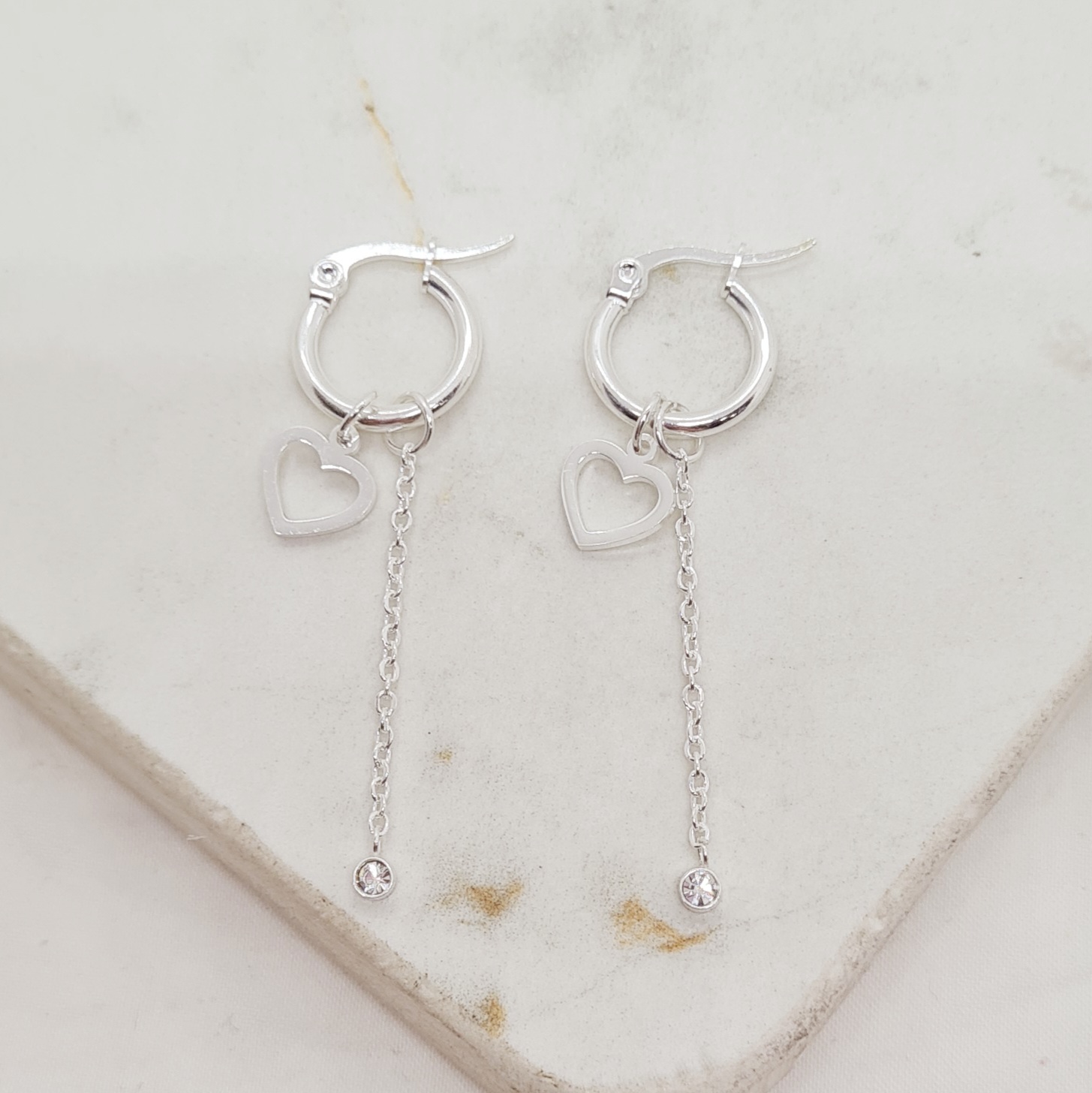Imagen de producto ARGOLLA ACERO BLANCO CON CORAZON CALADO Y STRASS COLGANTE