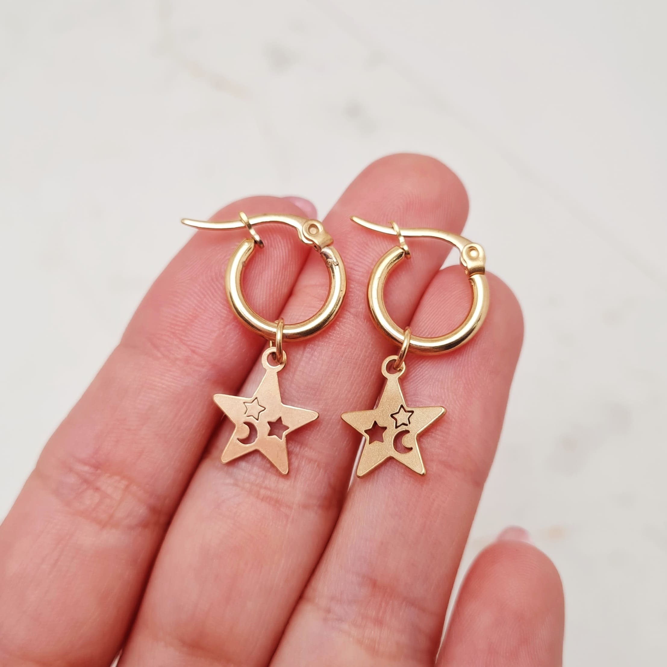Imagen de producto ARGOLLA ACERO DORADO MINI CON DIJE - ESTRELLA CALADA