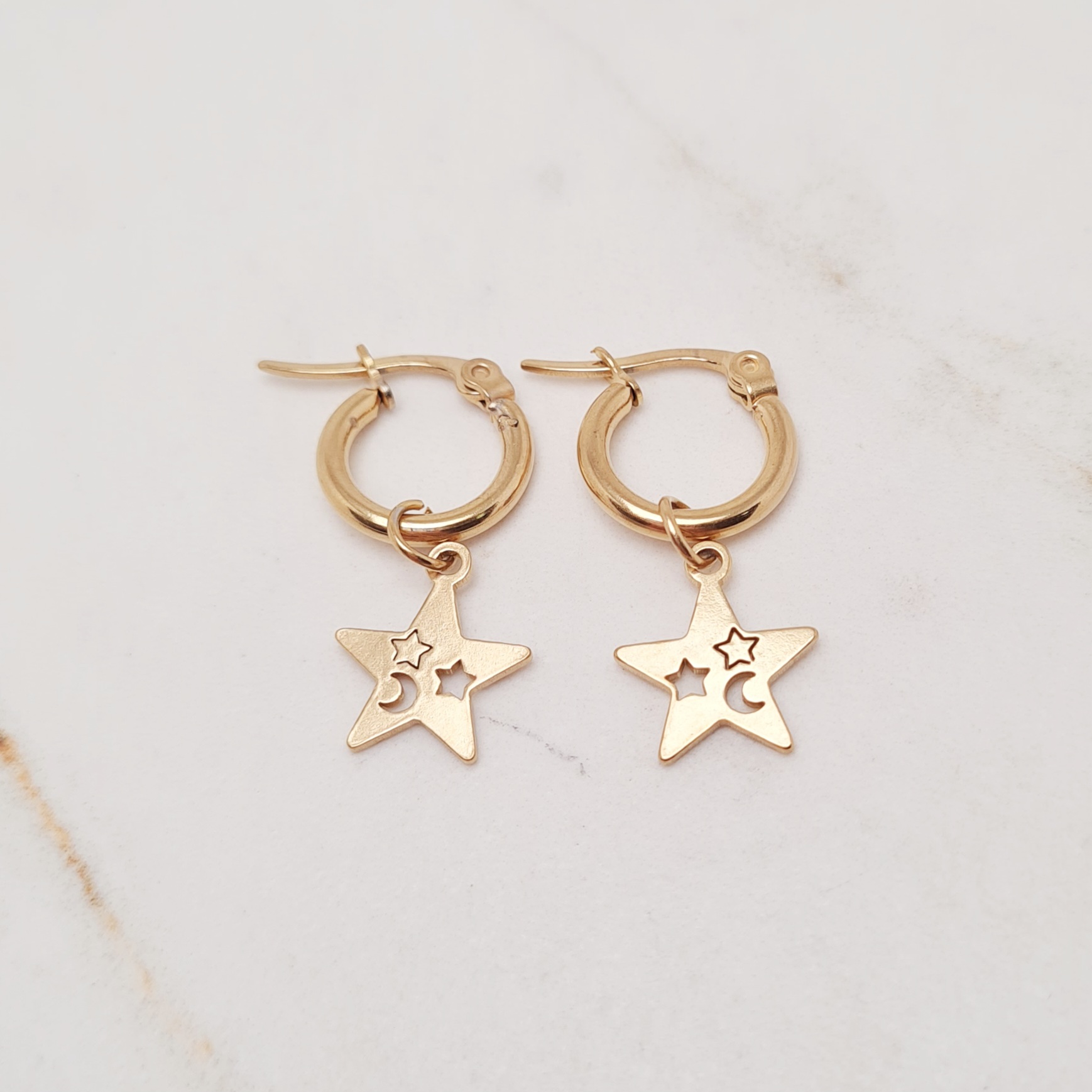 Imagen de producto ARGOLLA ACERO DORADO MINI CON DIJE - ESTRELLA CALADA