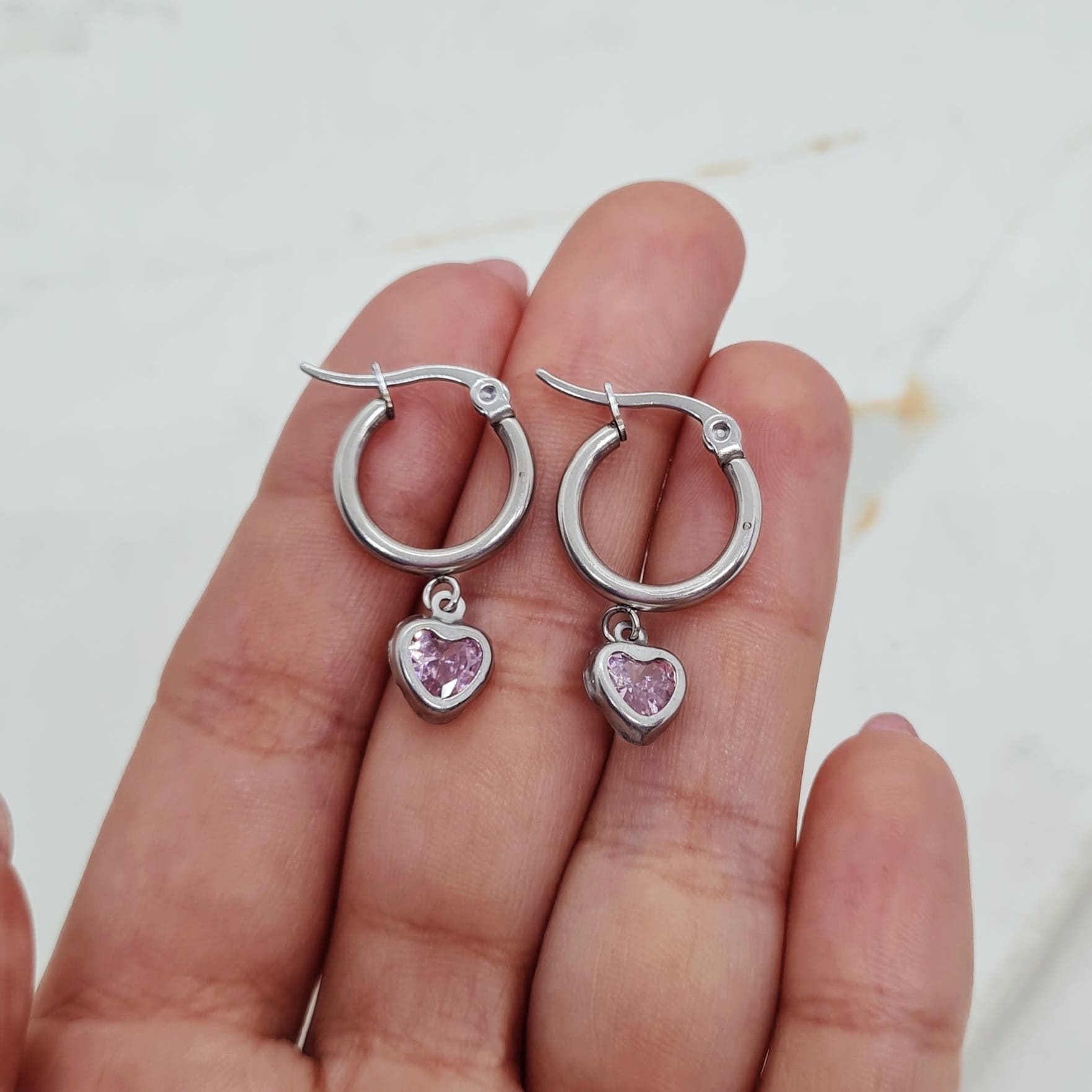 Imagen de producto ARGOLLA REDONDA MINI CON DIJE - CUBIC CORAZON ROSA