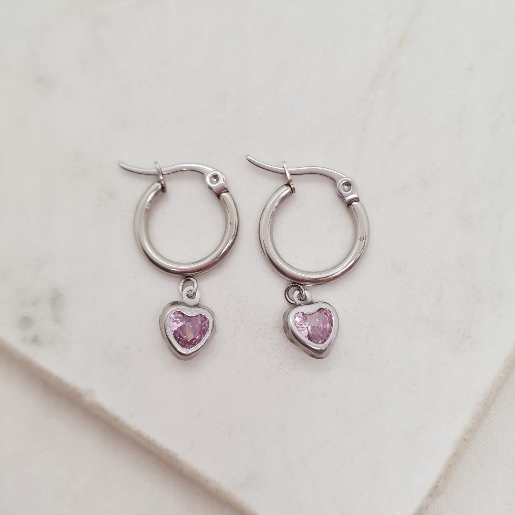 Imagen de producto ARGOLLA REDONDA MINI CON DIJE - CUBIC CORAZON ROSA