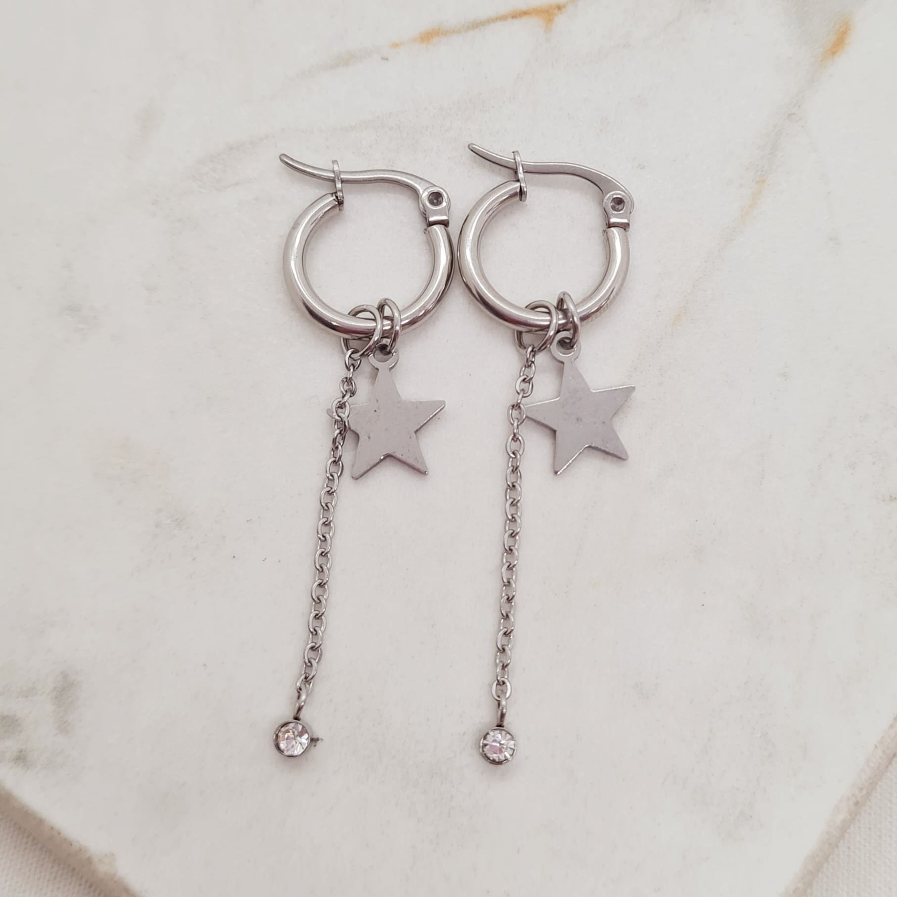 Imagen de producto ARGOLLA MINI CON DIJE - ESTRELLA LISA Y STRASS COLGANTE