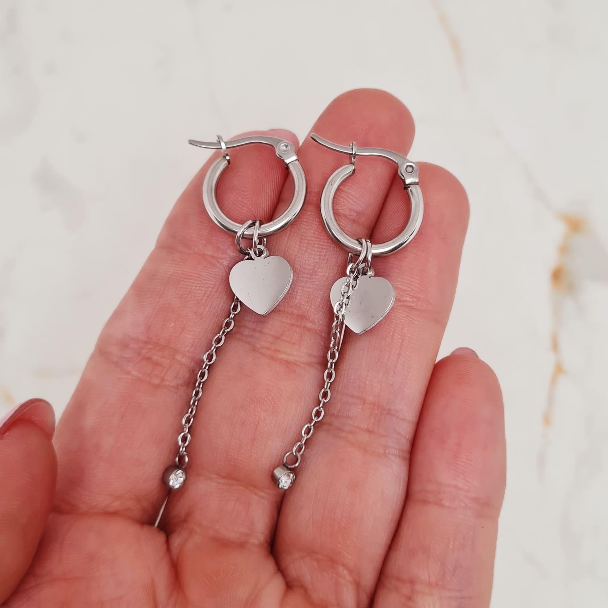 Imagen de producto ARGOLLA MINI CON DIJE - CORAZON LISO Y STRASS COLGANTE