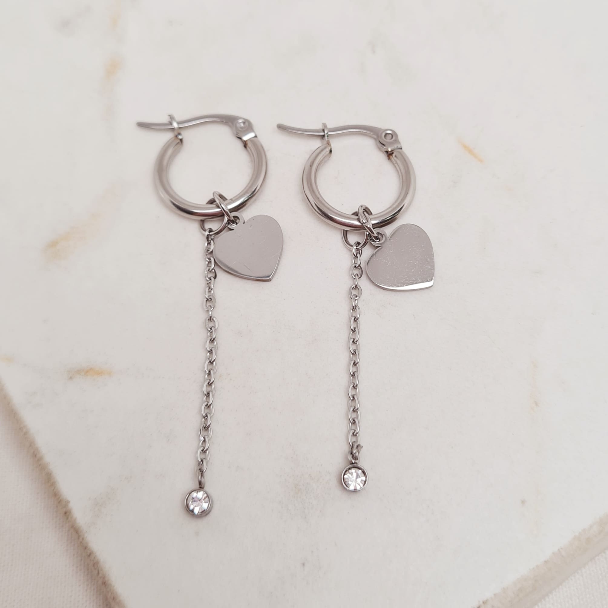 Imagen de producto ARGOLLA MINI CON DIJE - CORAZON LISO Y STRASS COLGANTE