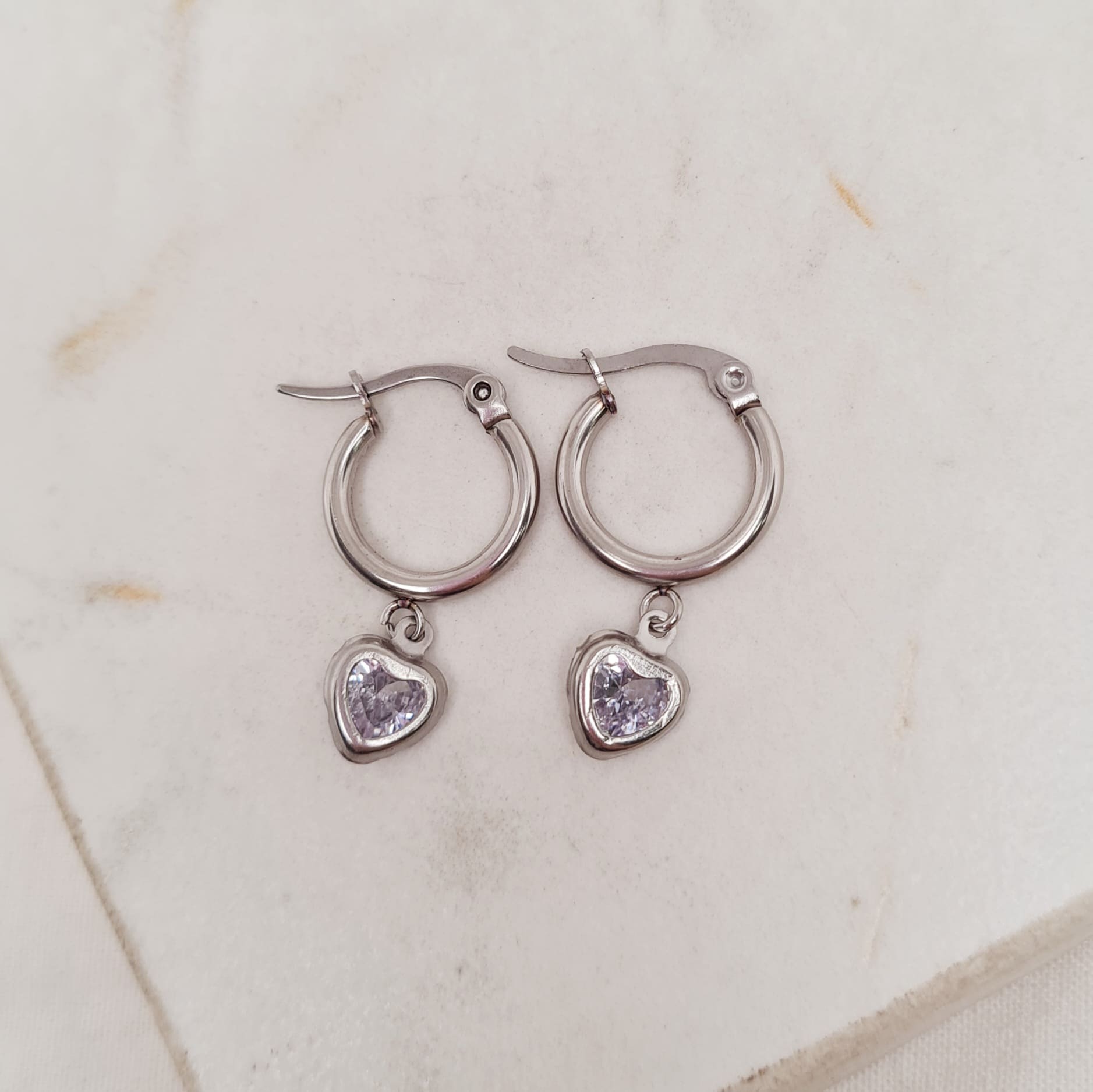 Imagen de producto ARGOLLA REDONDA MINI CON DIJE - CUBIC CORAZON TRANSPARENTE