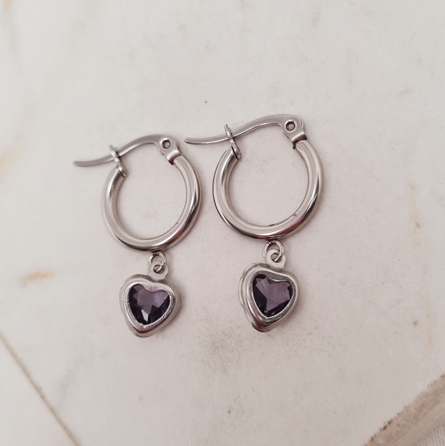 Imagen de producto ARGOLLA REDONDA MINI CON DIJE - CUBIC CORAZON VIOLETA