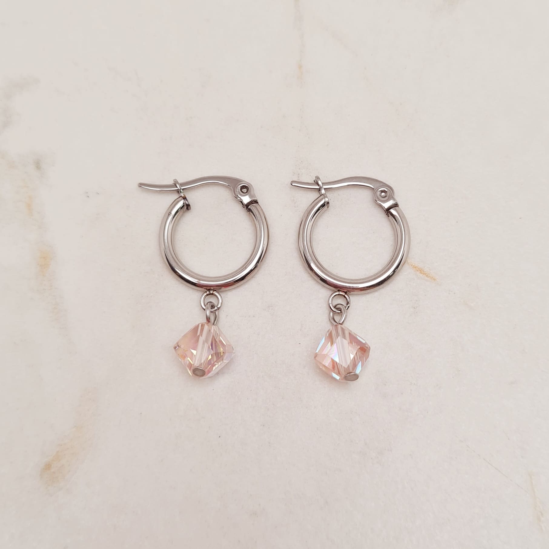 Imagen de producto ARGOLLA MINI CON CRISTAL - CUADRADO ROSA