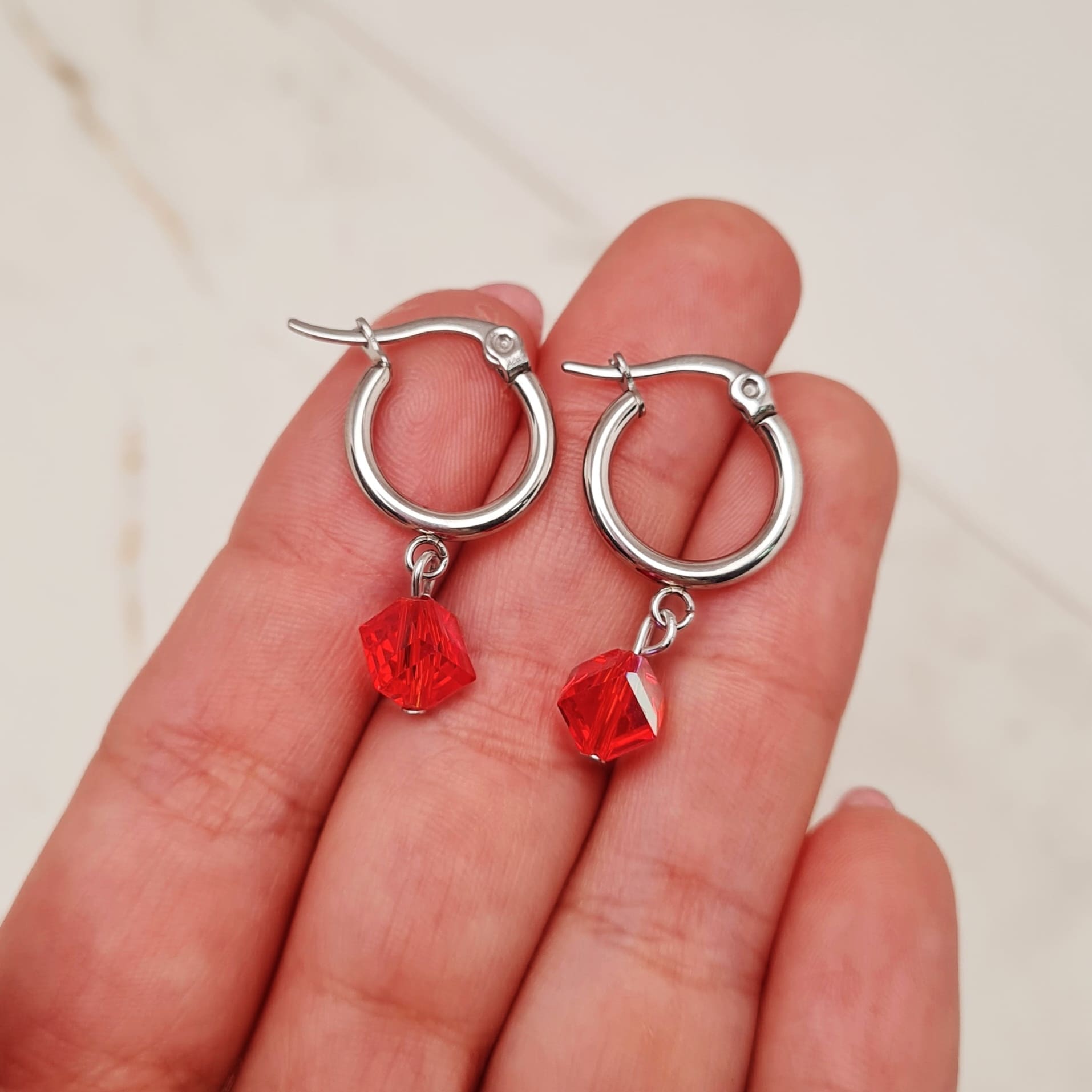 Imagen de producto ARGOLLA MINI CON CRISTAL - CUADRADO RUBI