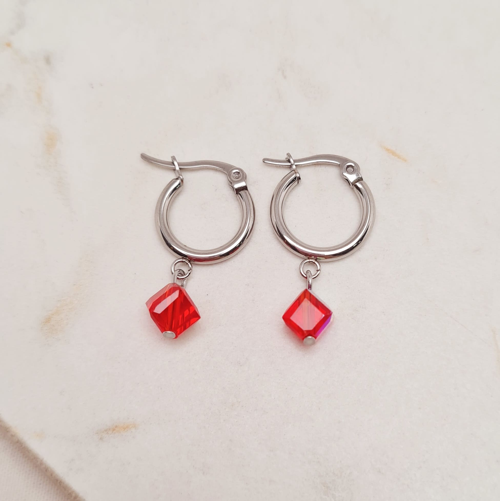 Imagen de producto ARGOLLA MINI CON CRISTAL - CUADRADO RUBI