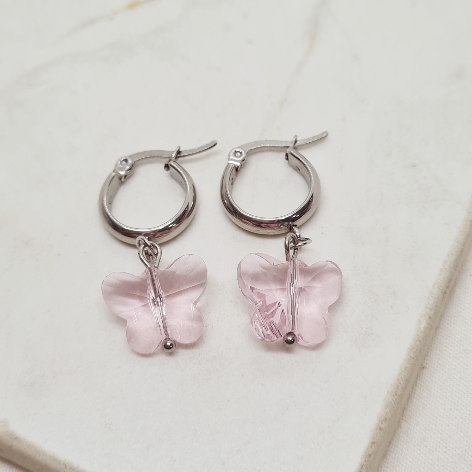 Imagen de producto ARGOLLA MINI ANCHA CON DIJE - MARIPOSA ROSA