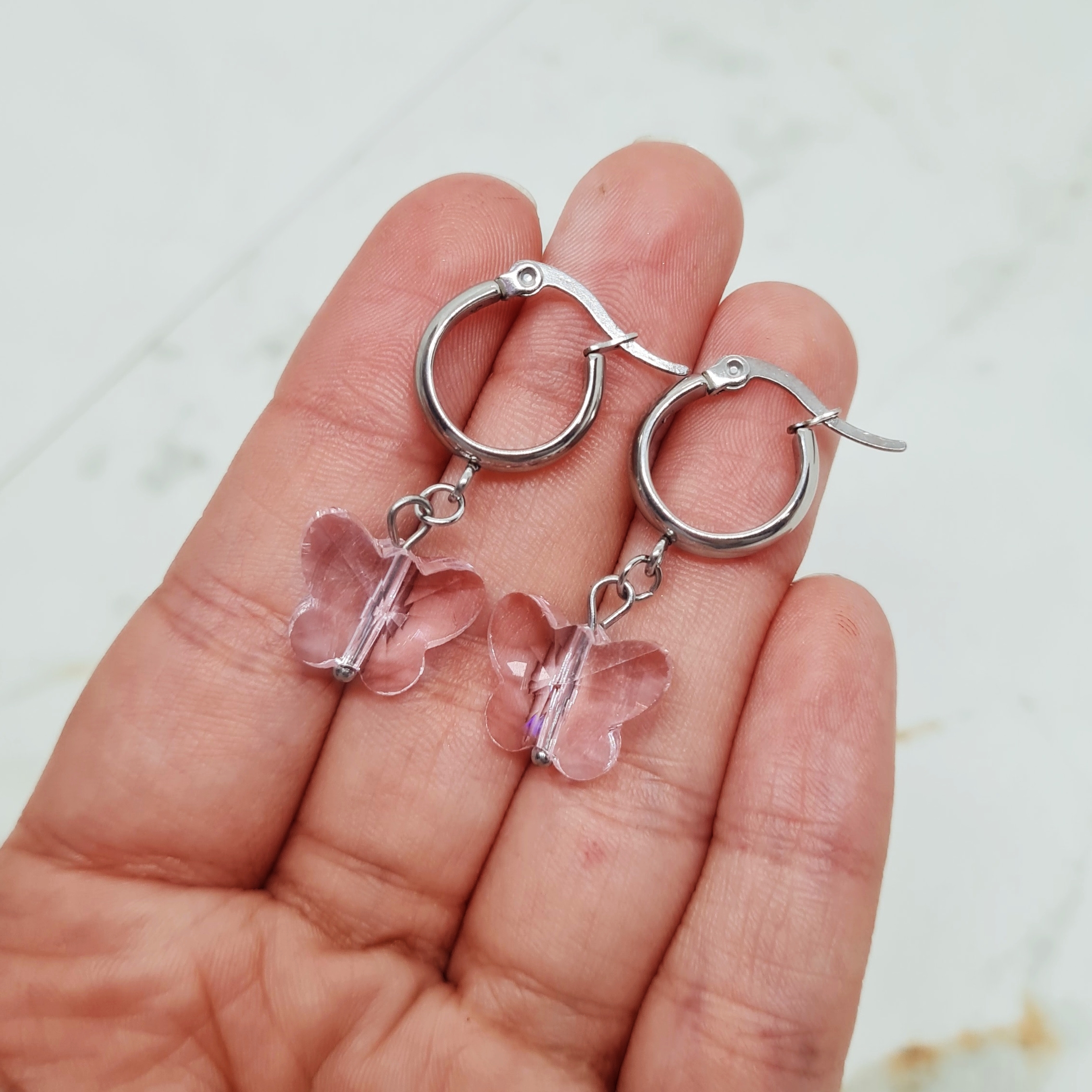 Imagen de producto ARGOLLA MINI ANCHA CON DIJE - MARIPOSA ROSA