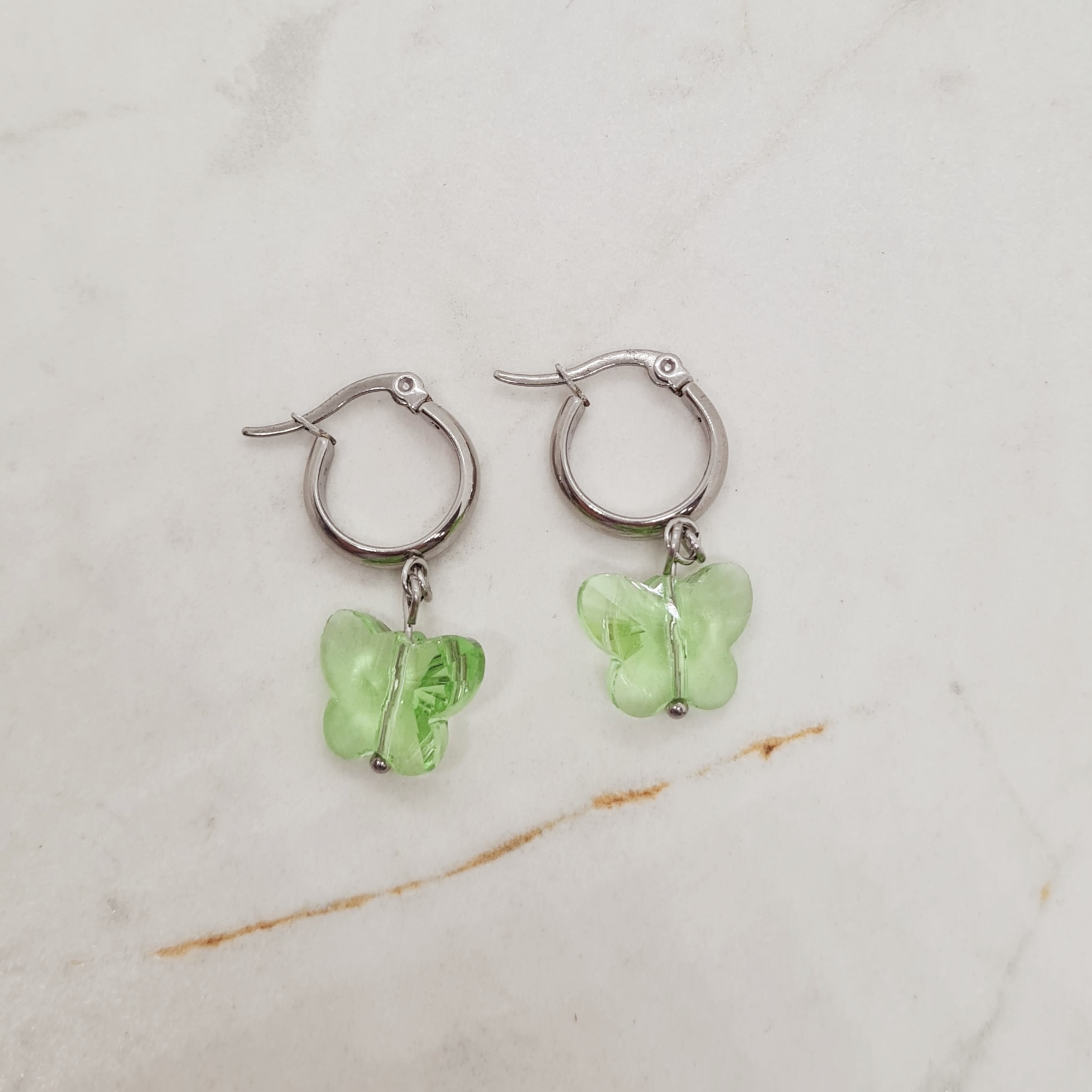 Imagen de producto ARGOLLA ANCHA CON DIJE CRISTAL - MARIPOSA VERDE