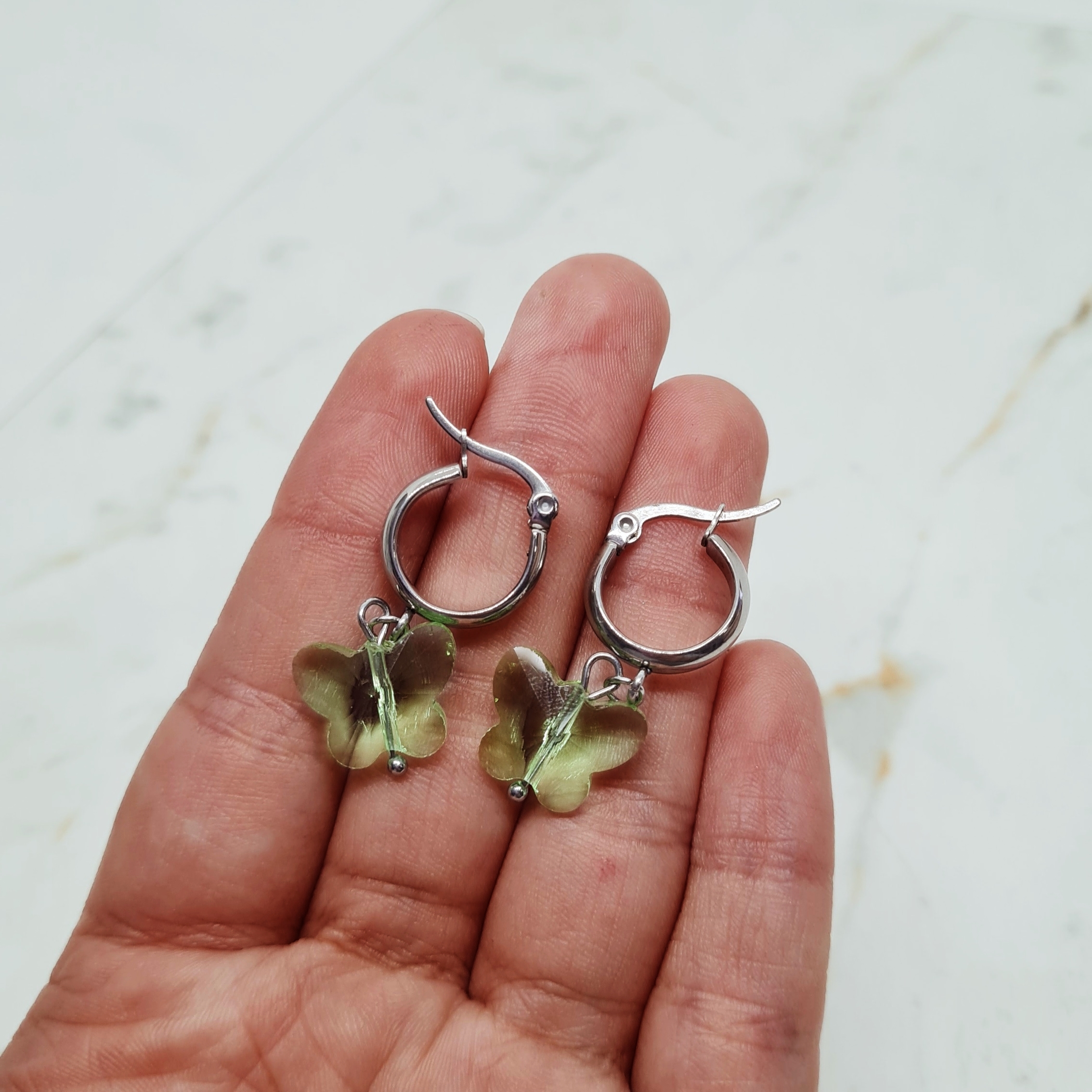 Imagen de producto ARGOLLA ANCHA CON DIJE CRISTAL - MARIPOSA VERDE