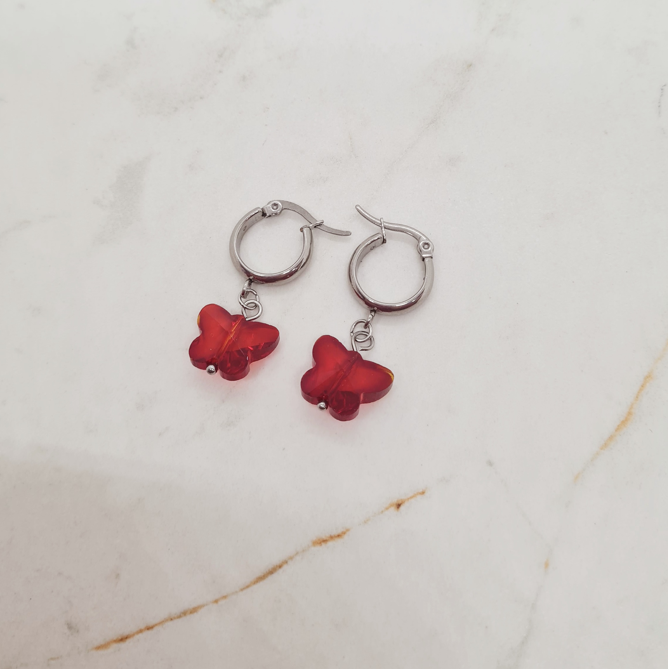 Imagen de producto ARGOLLA ANCHA CON DIJE CRISTAL - MARIPOSA ROJA