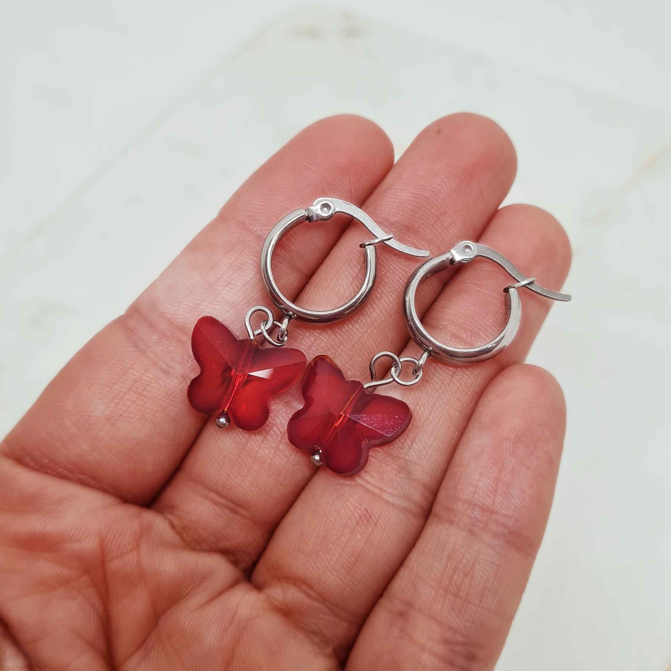 Imagen de producto ARGOLLA ANCHA CON DIJE CRISTAL - MARIPOSA ROJA