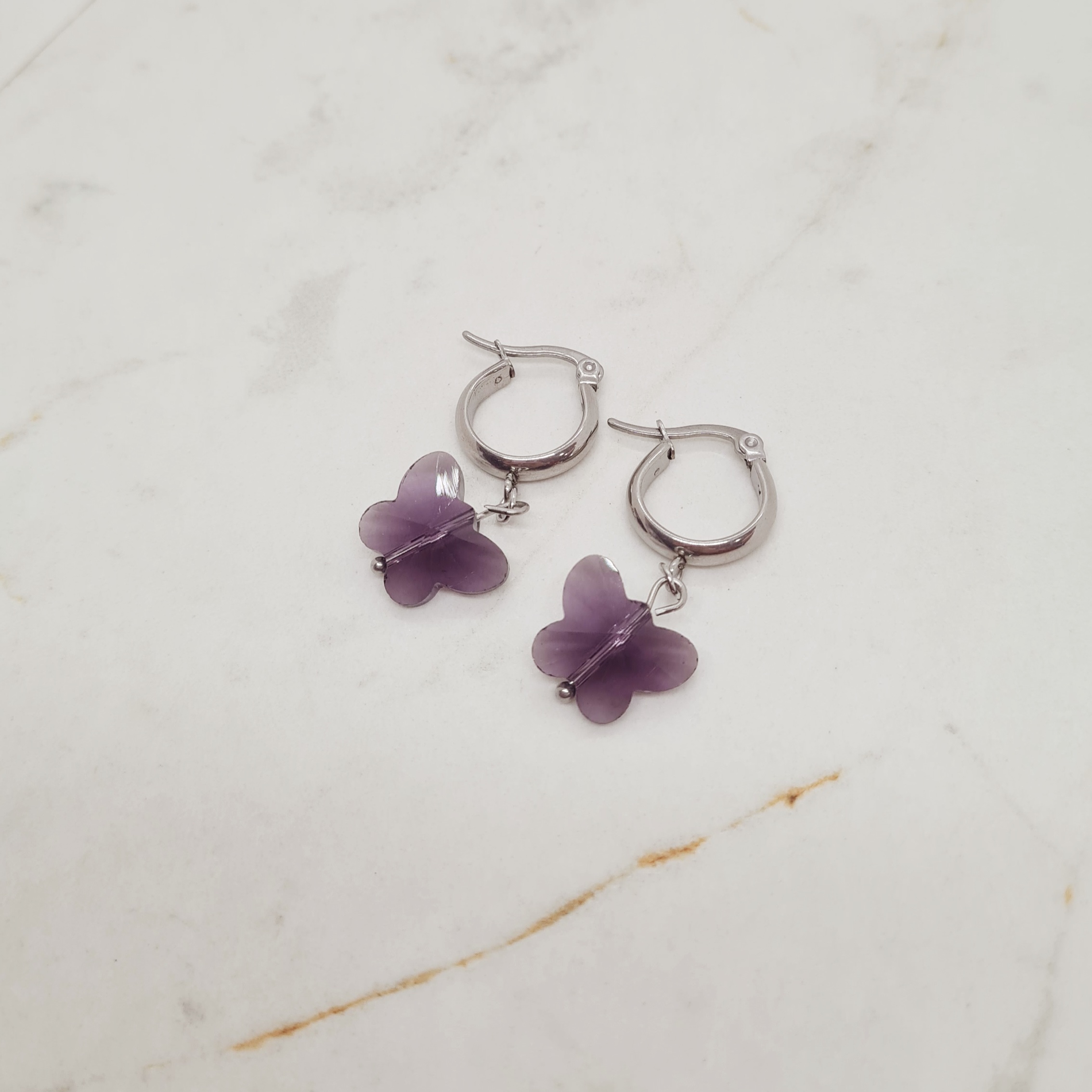 Imagen de producto ARGOLLA ANCHA CON DIJE CRISTAL - MARIPOSA VIOLETA