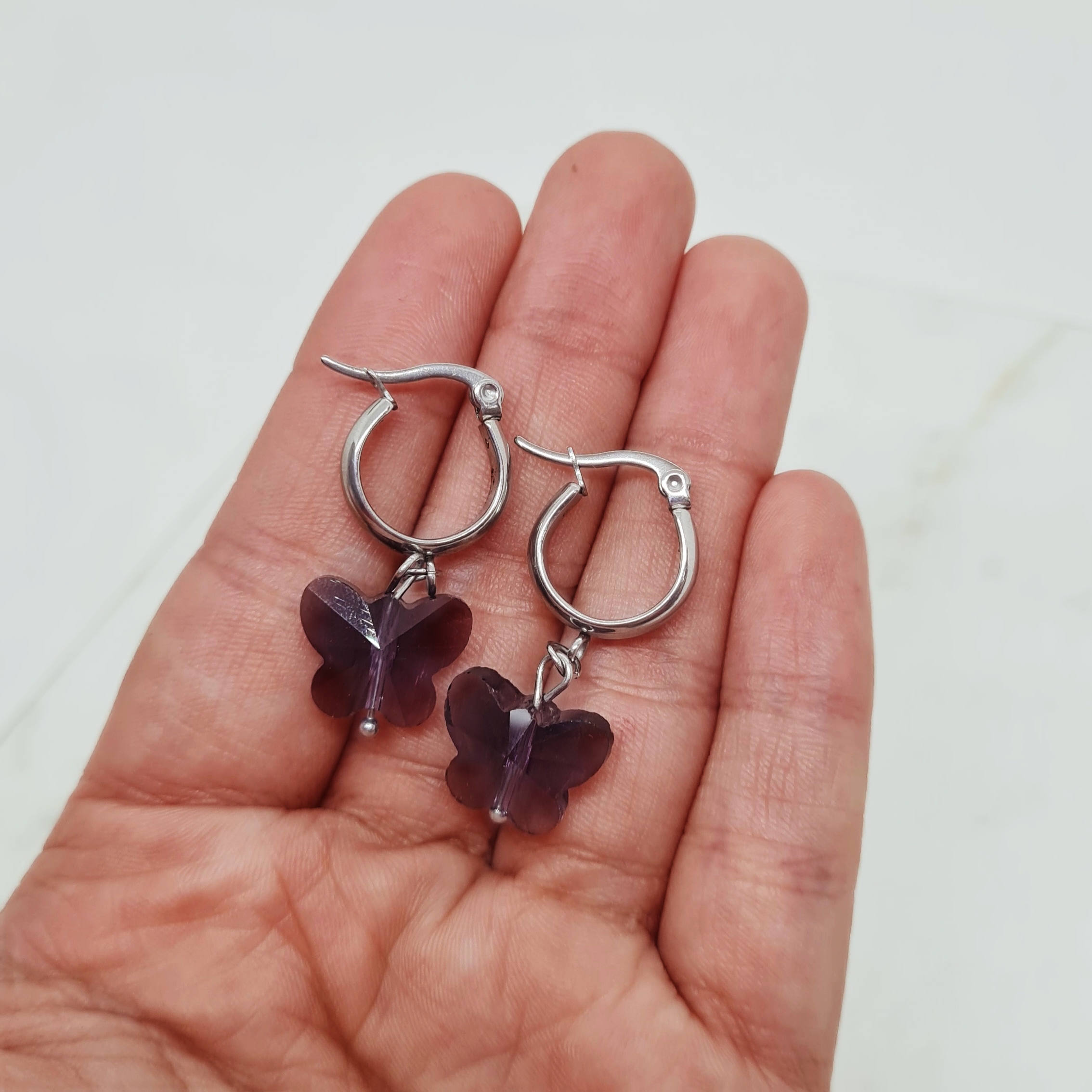 Imagen de producto ARGOLLA ANCHA CON DIJE CRISTAL - MARIPOSA VIOLETA