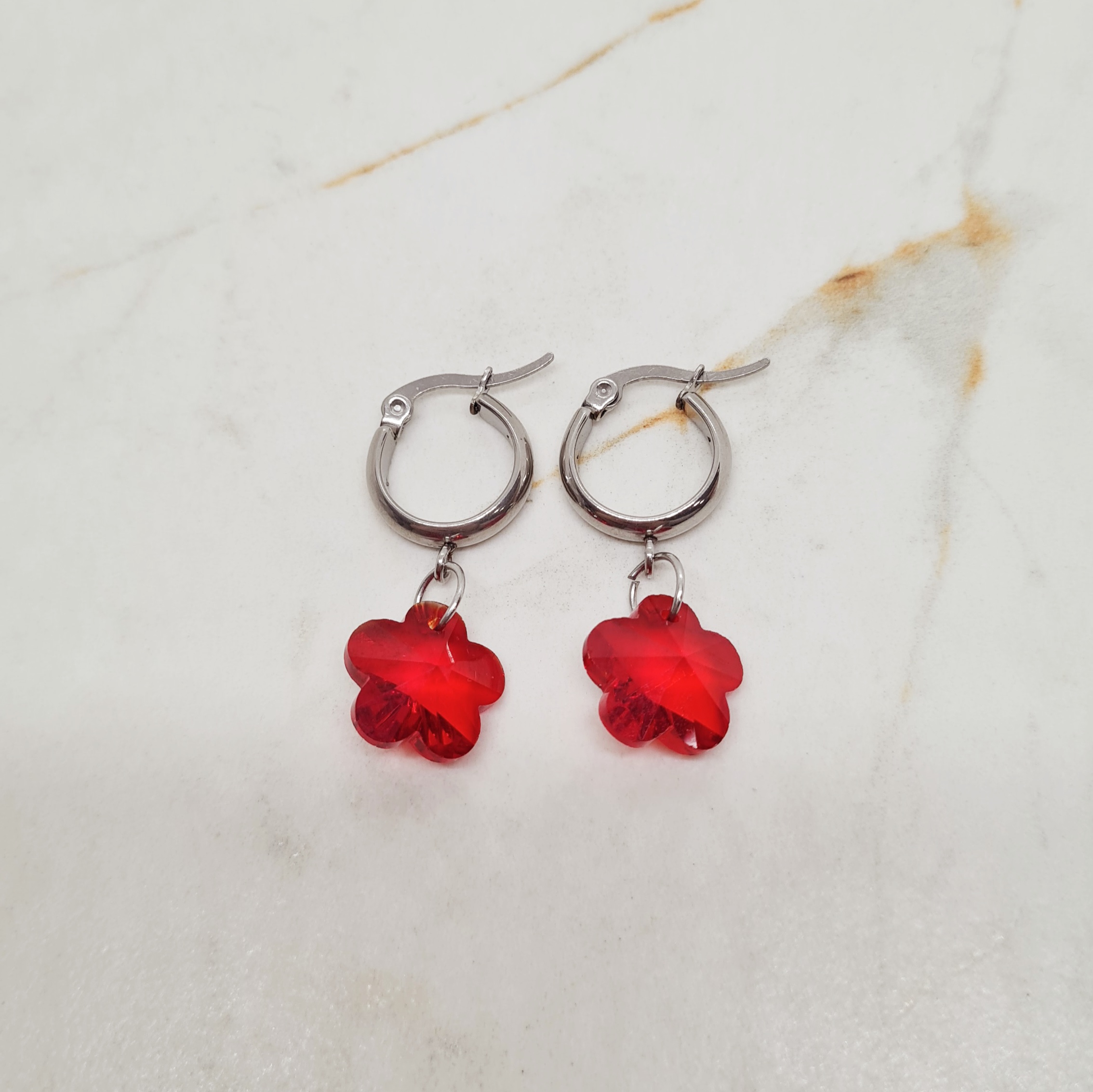 Imagen de producto ARGOLLA ANCHA CON DIJE CRISTAL - FLOR ROJA