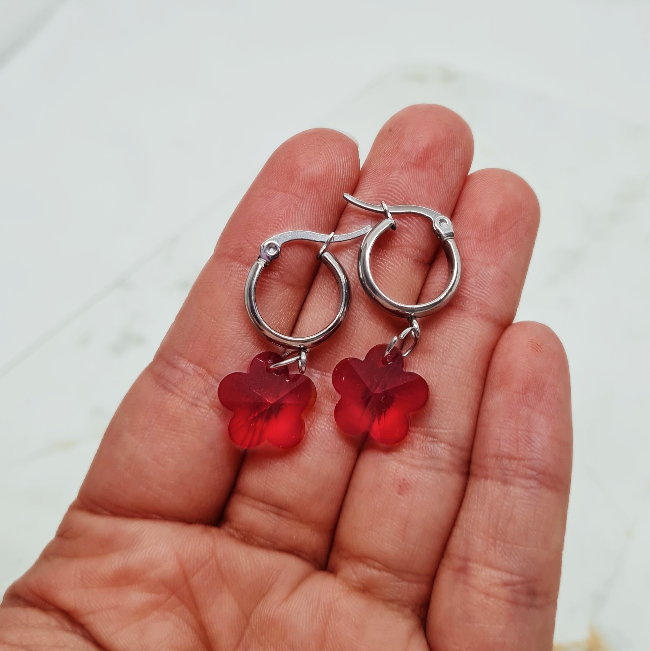 Imagen de producto ARGOLLA ANCHA CON DIJE CRISTAL - FLOR ROJA