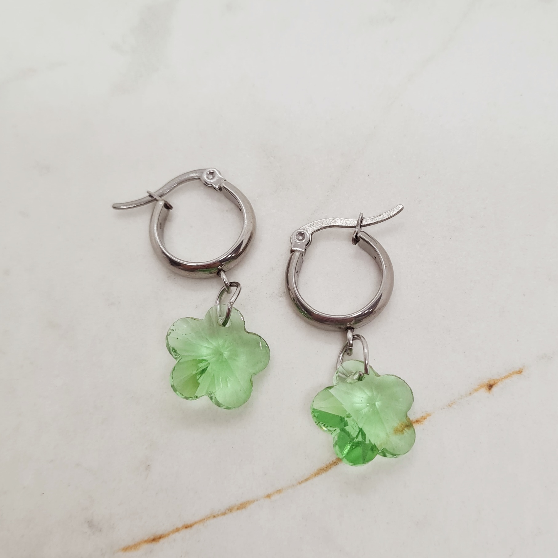 Imagen de producto ARGOLLA ANCHA CON DIJE CRISTAL - FLOR VERDE