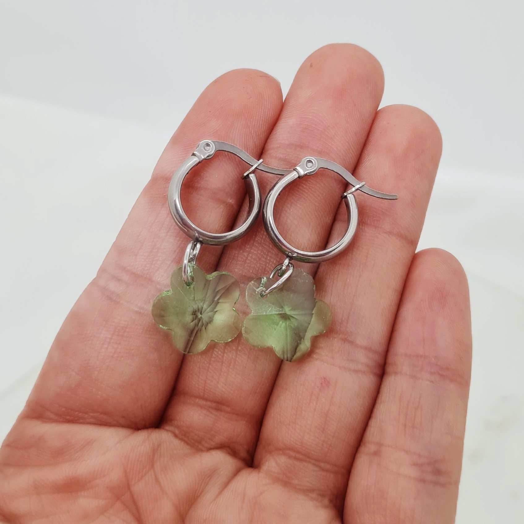 Imagen de producto ARGOLLA ANCHA CON DIJE CRISTAL - FLOR VERDE