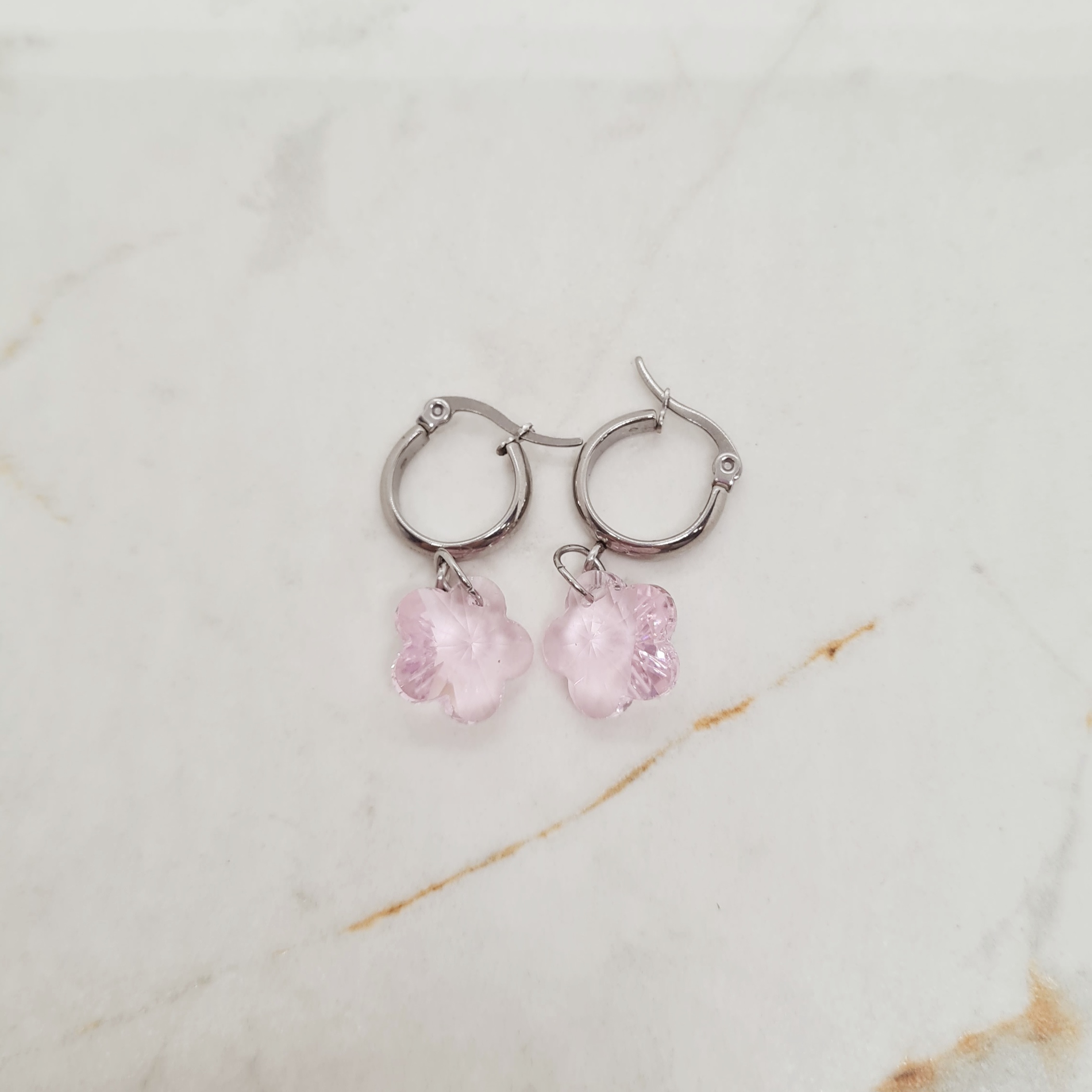 Imagen de producto ARGOLLA ANCHA CON DIJE CRISTAL - FLOR ROSA