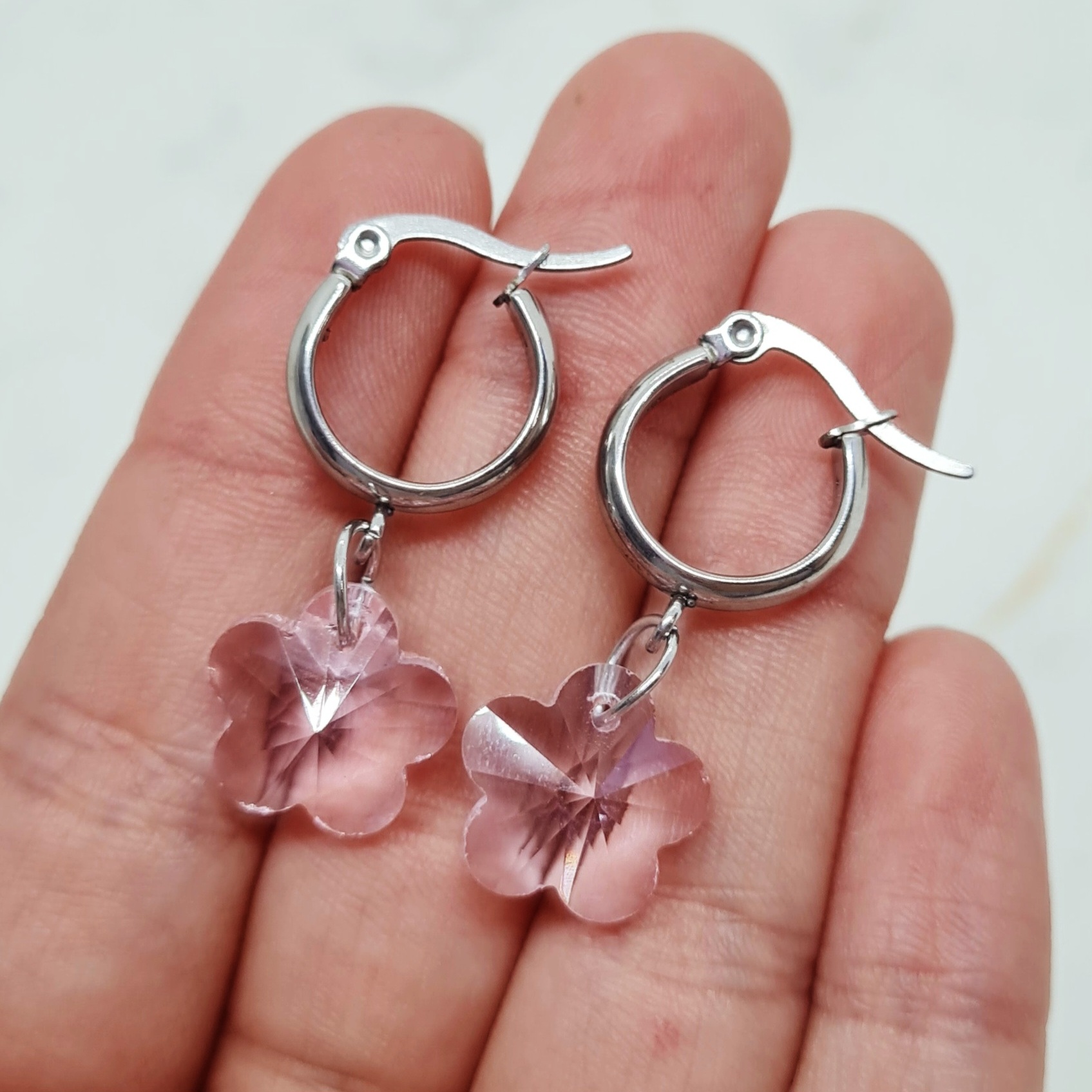 Imagen de producto ARGOLLA ANCHA CON DIJE CRISTAL - FLOR ROSA