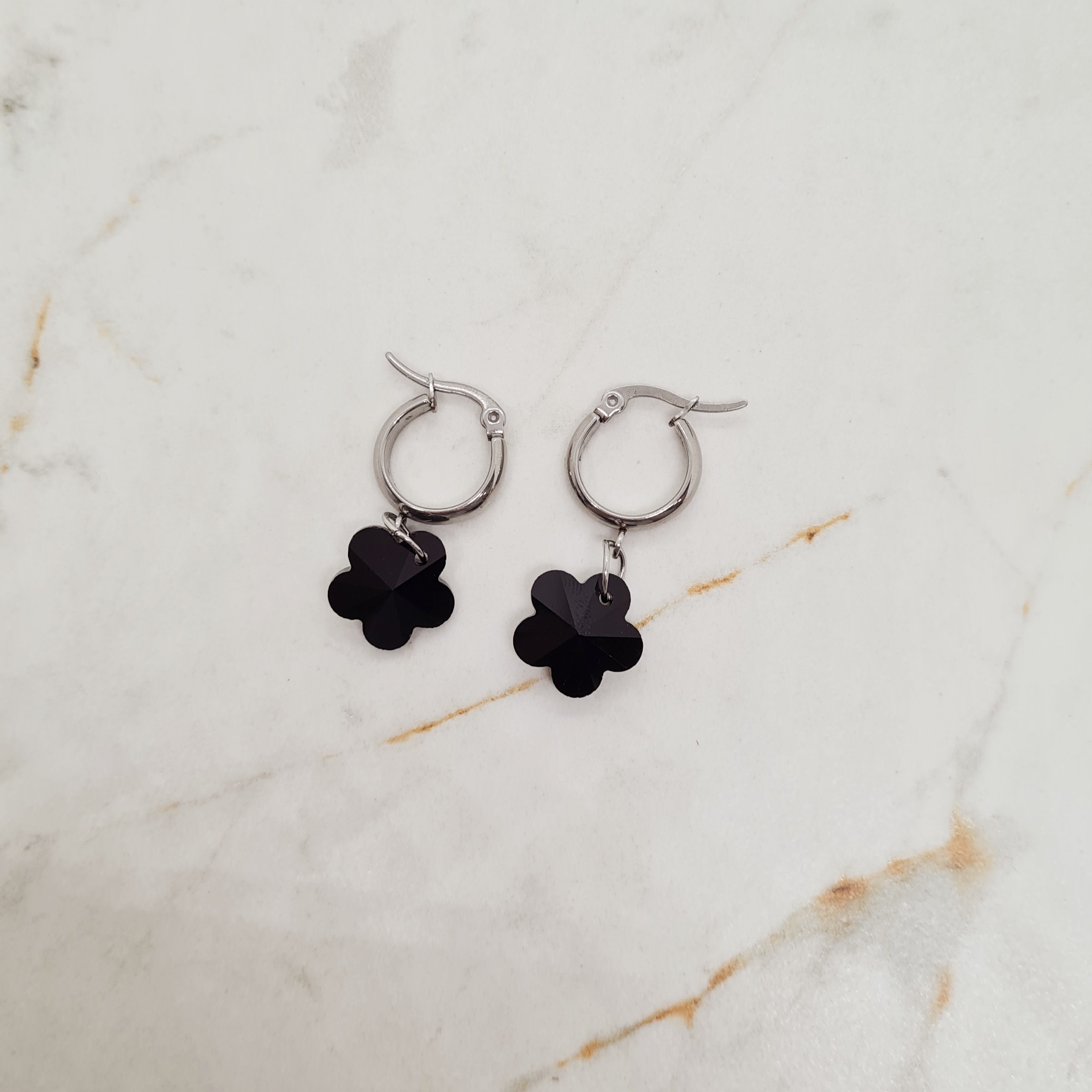 Imagen de producto ARGOLLA ANCHA CON DIJE CRISTAL - FLOR NEGRA