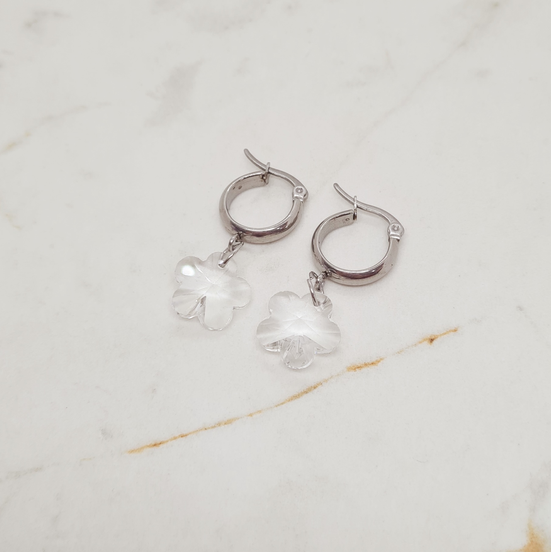 Imagen de producto ARGOLLA ANCHA CON DIJE CRISTAL - FLOR TRANSPARENTE
