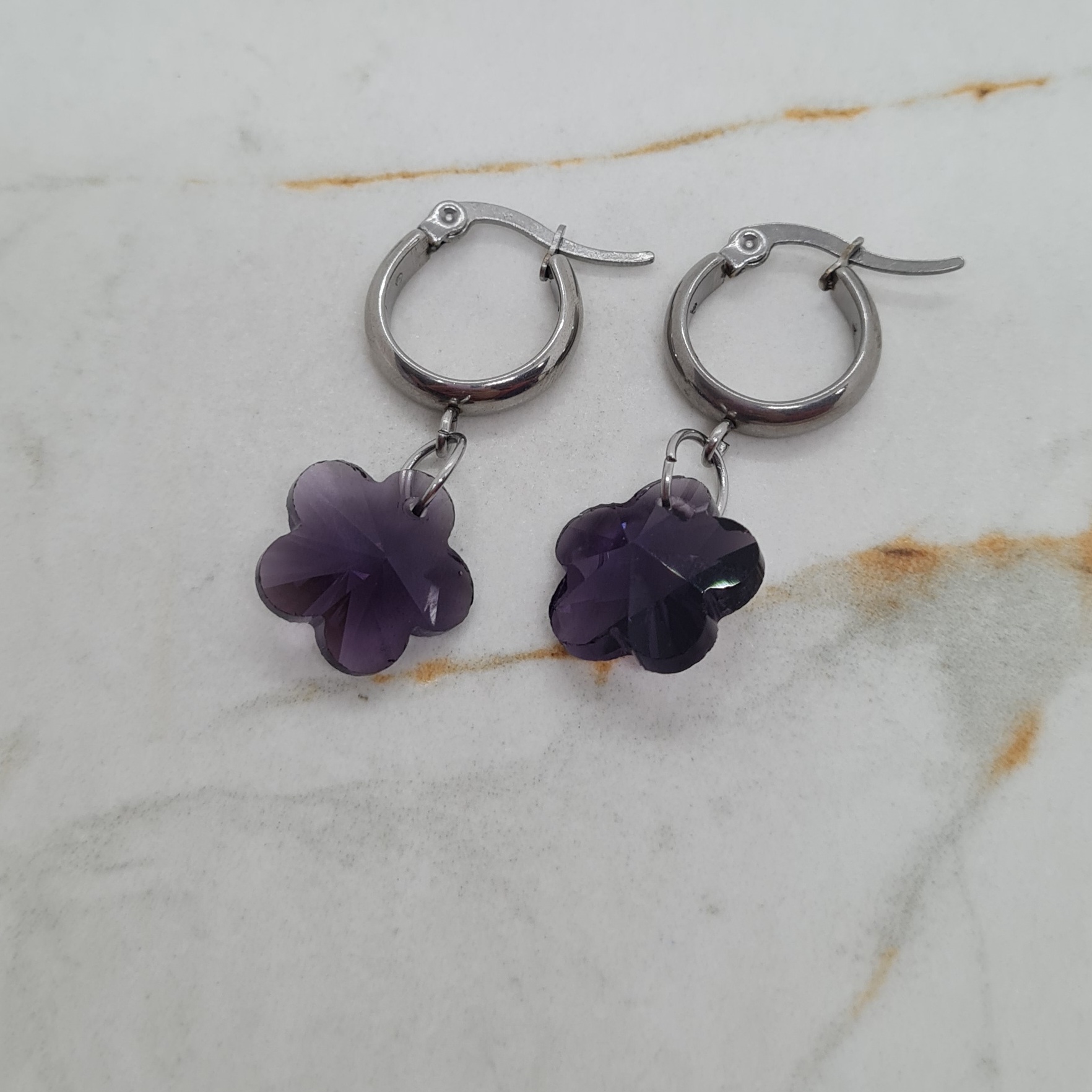 Imagen de producto ARGOLLA ANCHA CON DIJE CRISTAL - FLOR VIOLETA