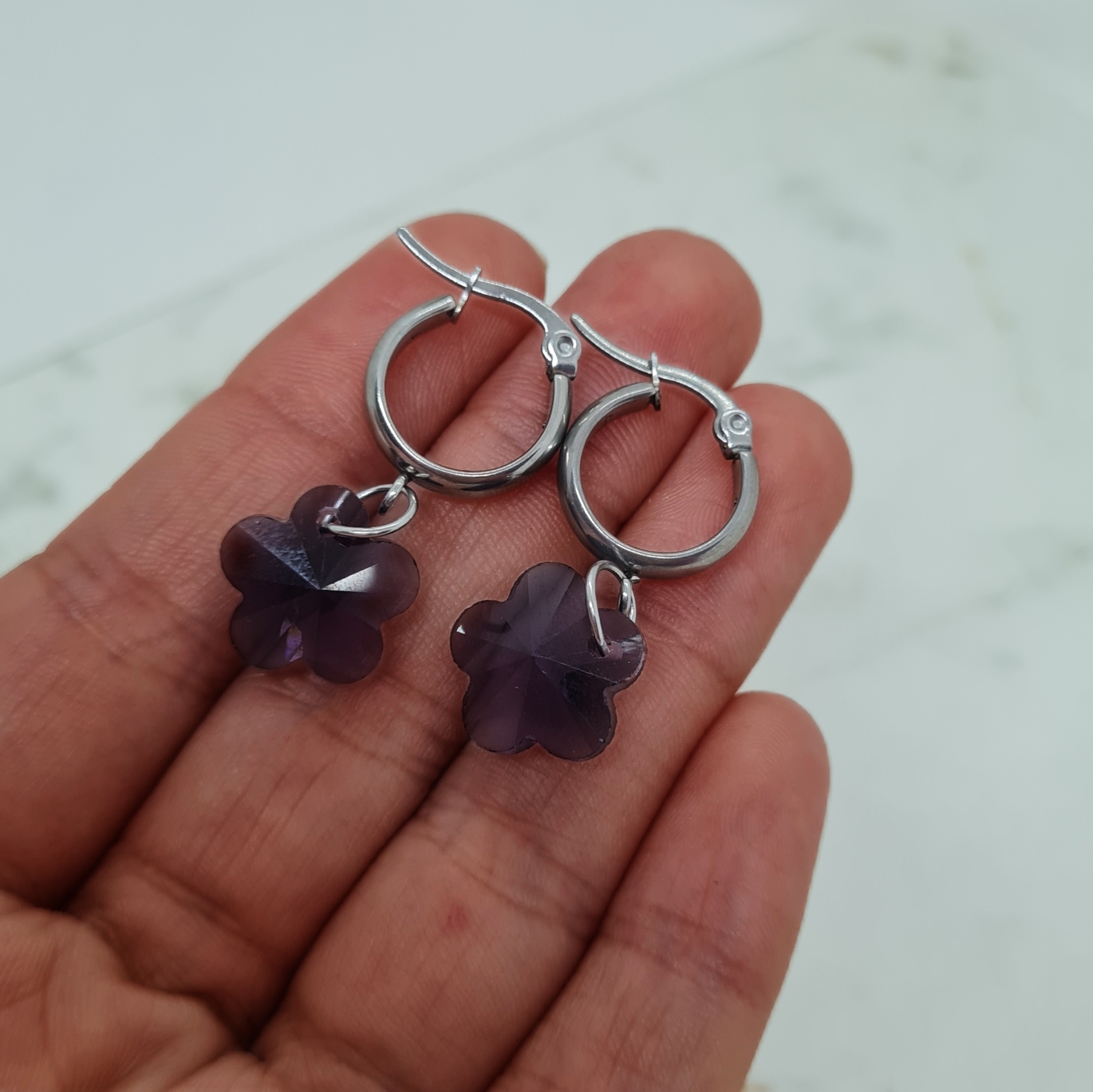 Imagen de producto ARGOLLA ANCHA CON DIJE CRISTAL - FLOR VIOLETA