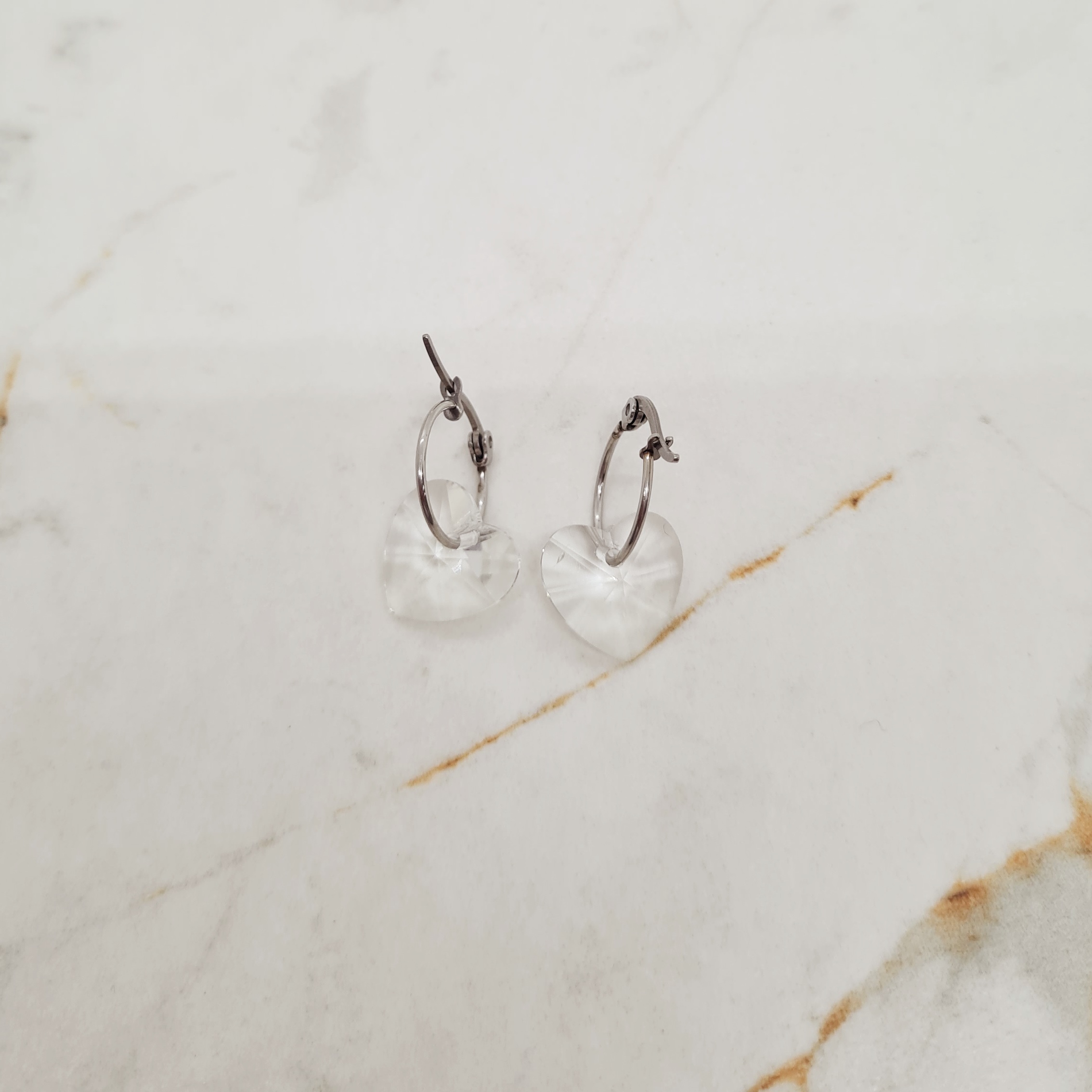 Imagen de producto ARGOLLAS FINA CON DIJE CRISTAL - CORAZON TRANSPARENTE