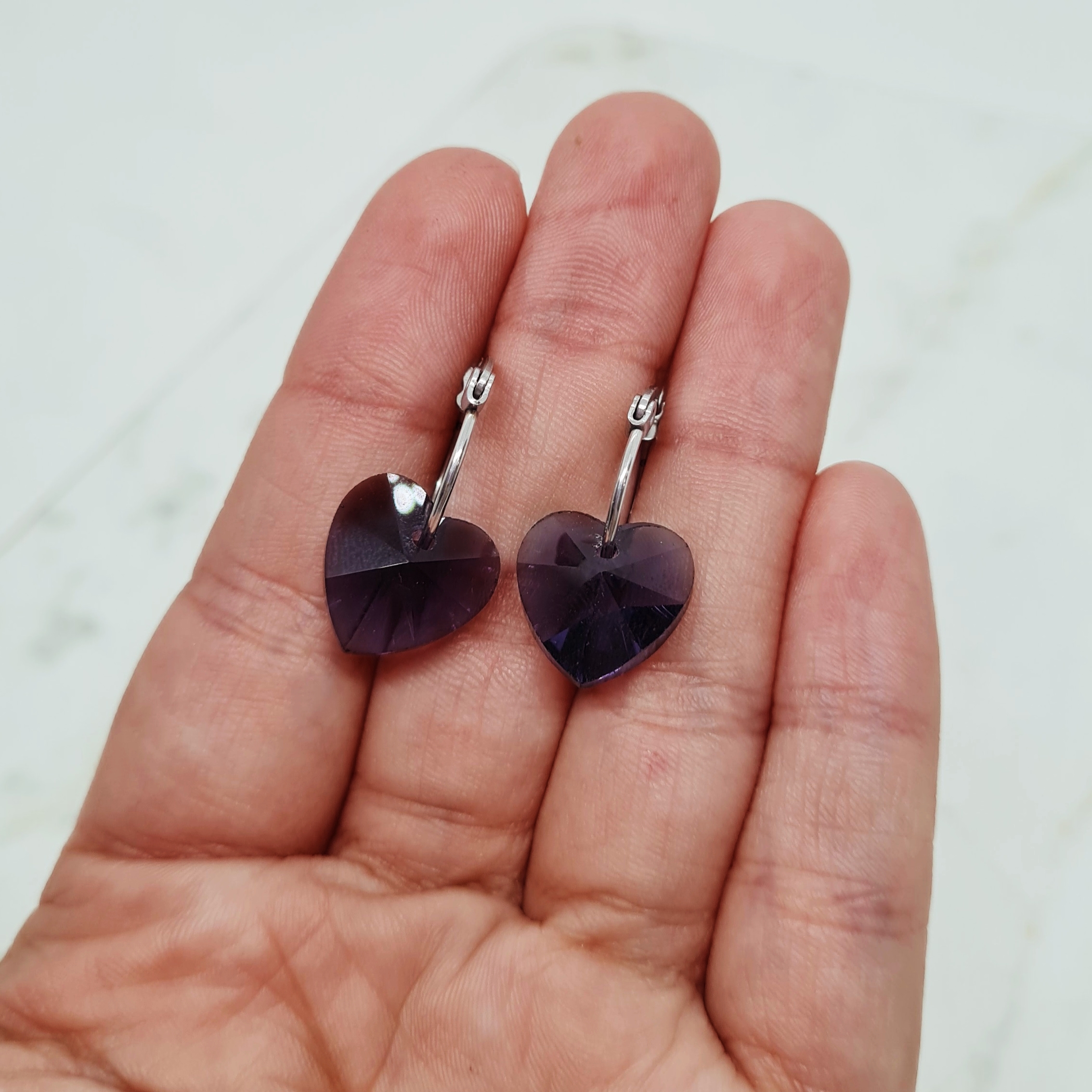 Imagen de producto ARGOLLAS FINA CON DIJE CRISTAL - CORAZON VIOLETA