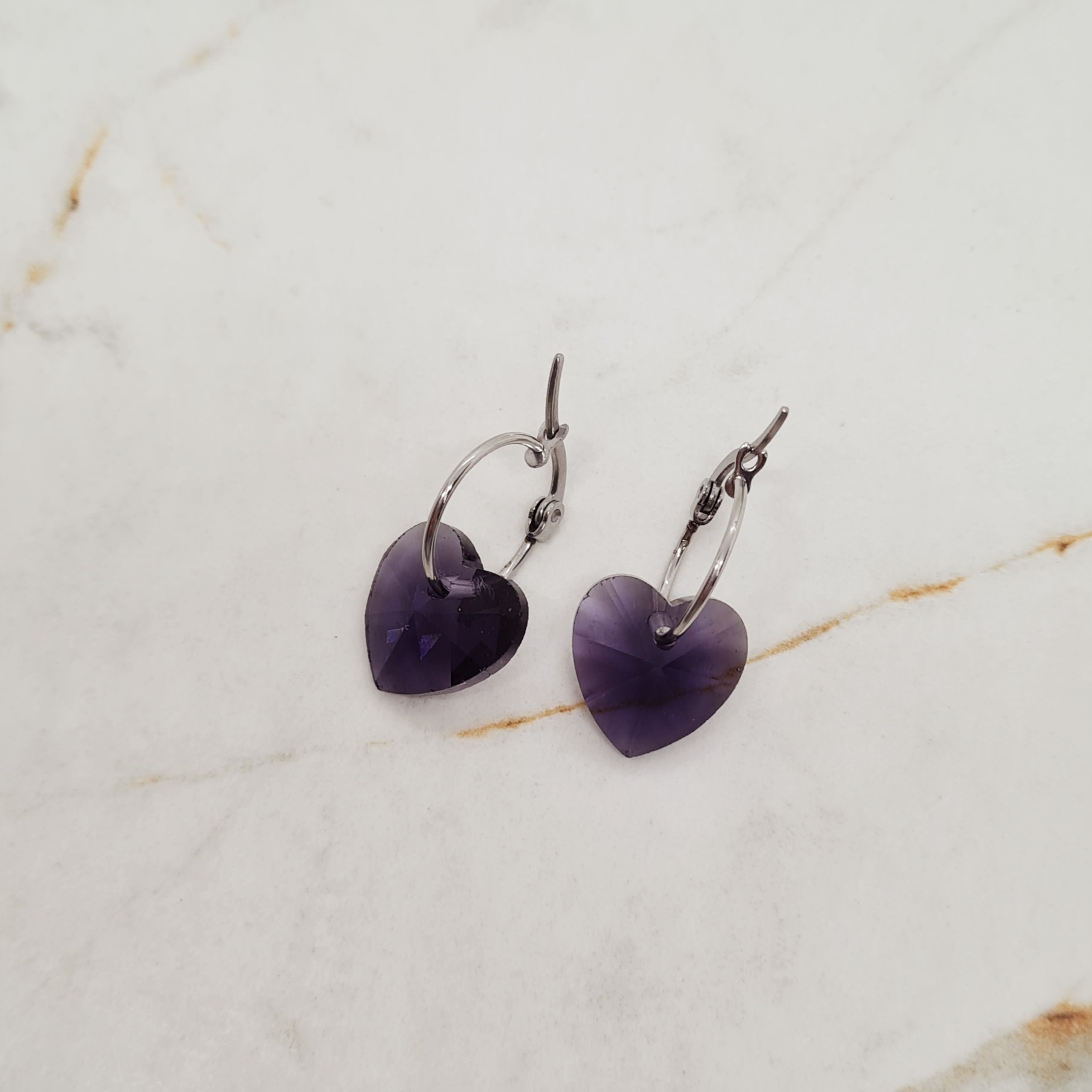 Imagen de producto ARGOLLAS FINA CON DIJE CRISTAL - CORAZON VIOLETA