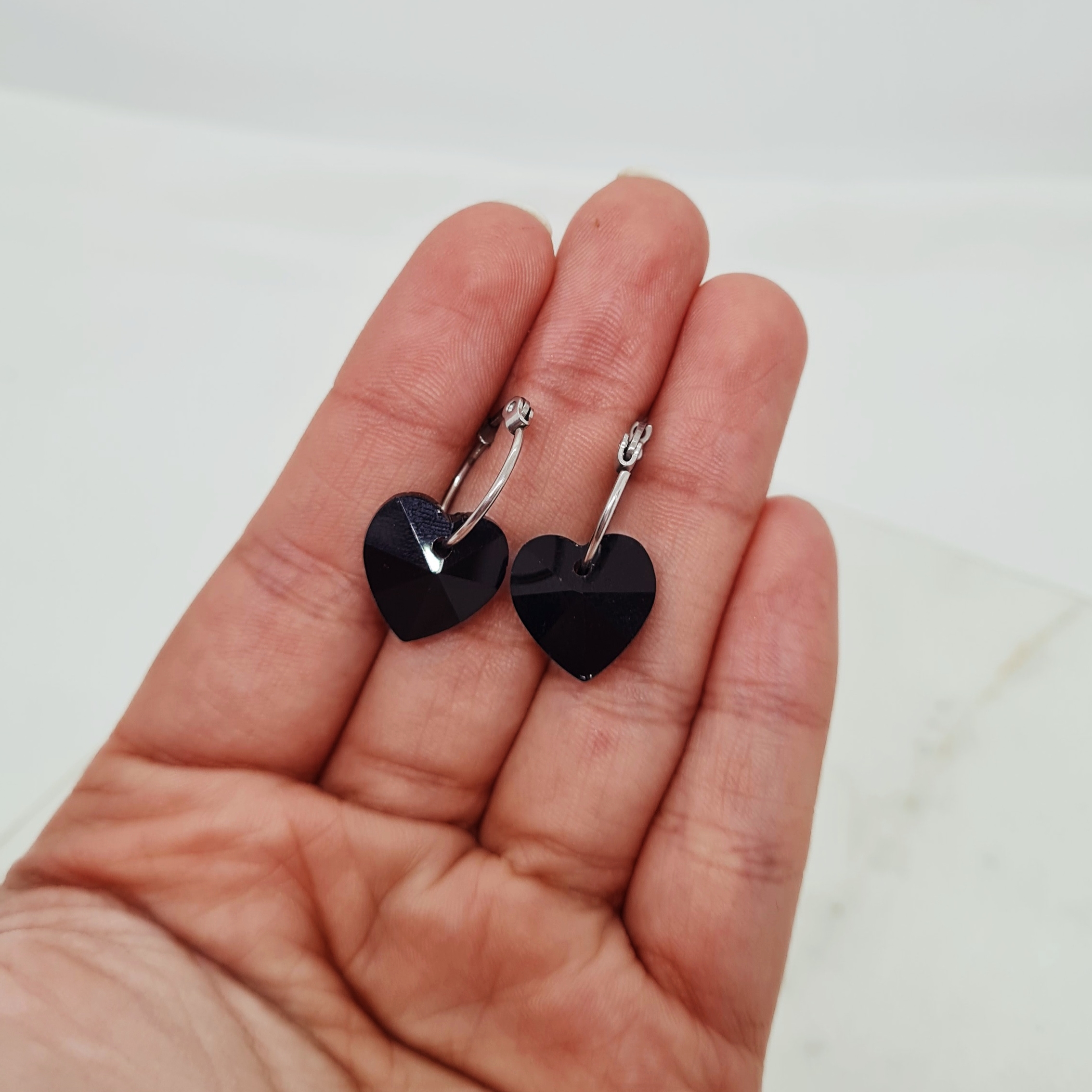 Imagen de producto ARGOLLAS FINA CON DIJE CRISTAL - CORAZON NEGRO