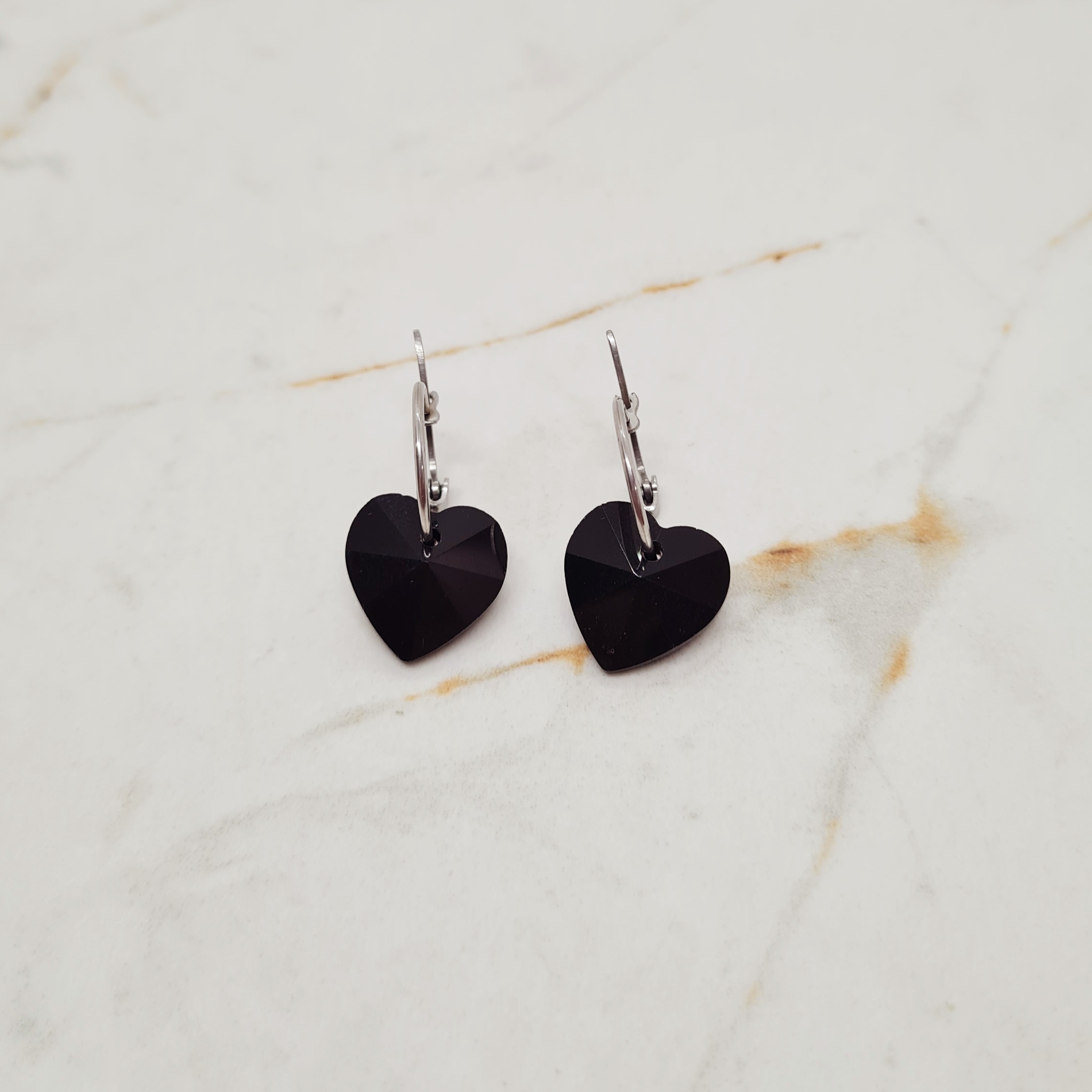 Imagen de producto ARGOLLAS FINA CON DIJE CRISTAL - CORAZON NEGRO