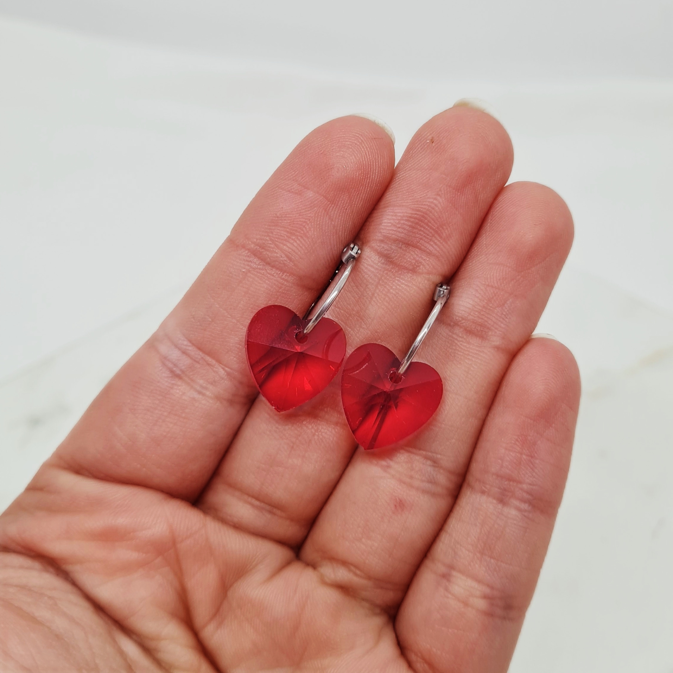 Imagen de producto ARGOLLAS FINA CON DIJE CRISTAL - CORAZON ROJO