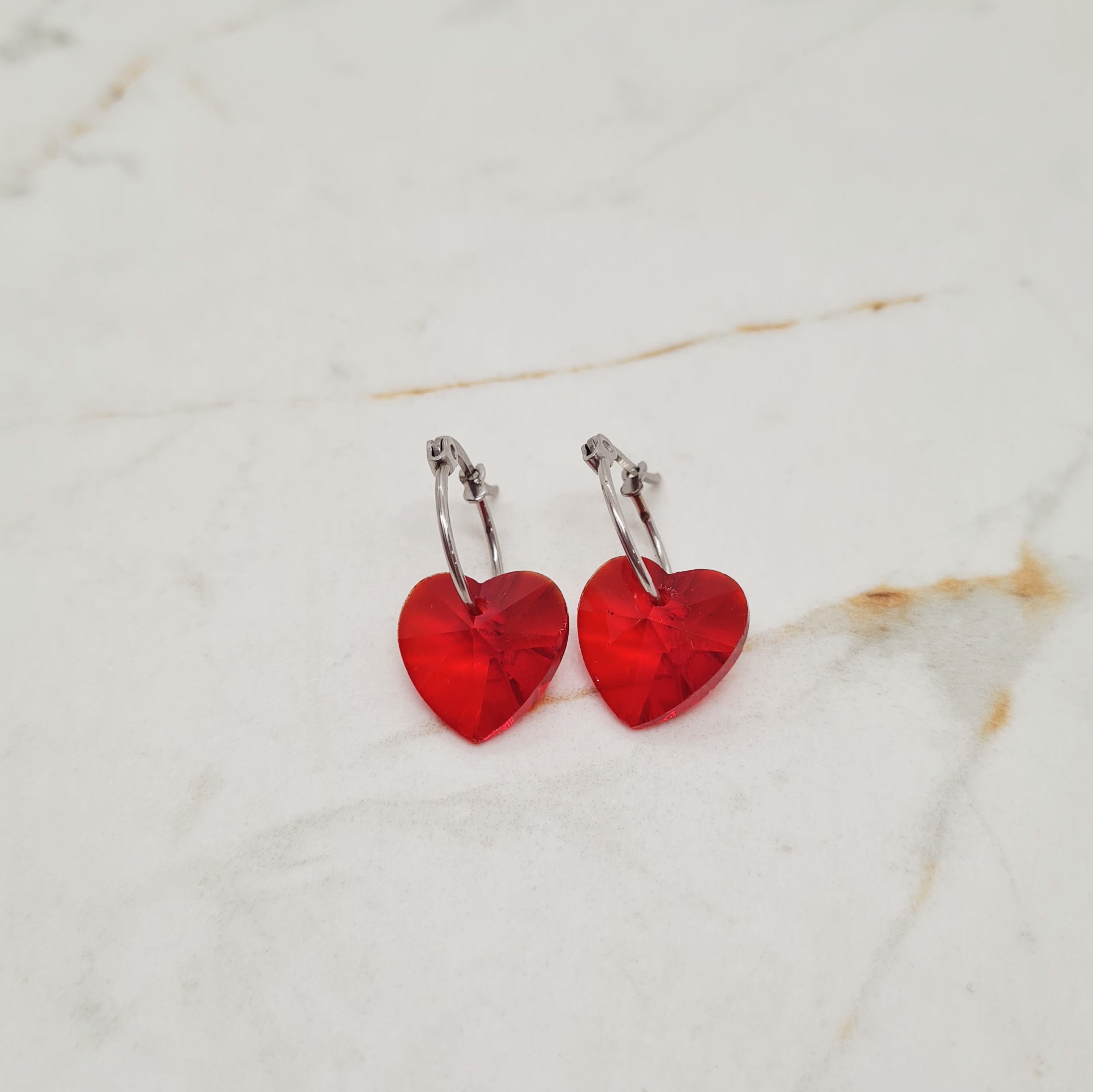 Imagen de producto ARGOLLAS FINA CON DIJE CRISTAL - CORAZON ROJO